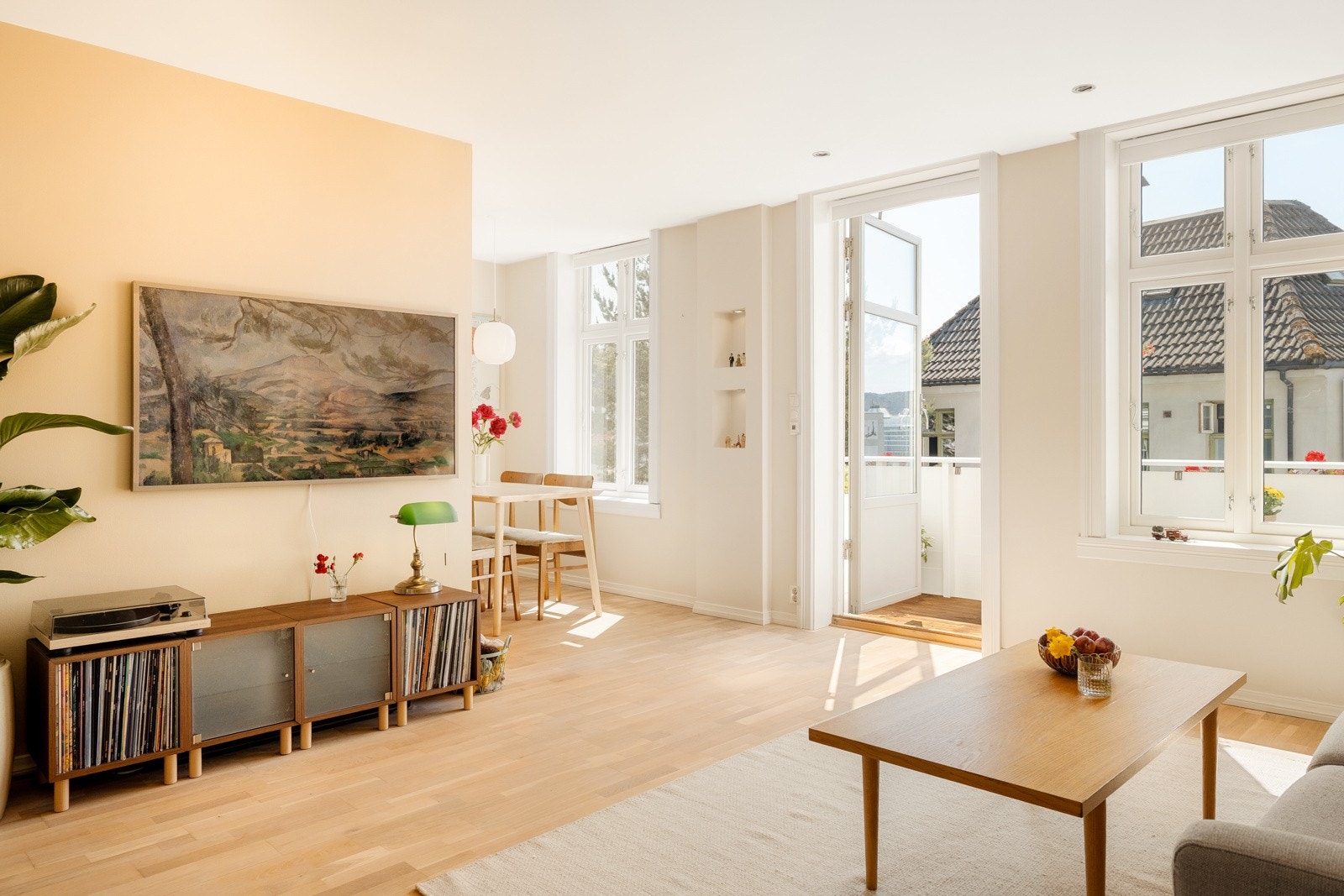 Dette er en lys og superkoselig leilighet med delikate overflater, masse lysinnslipp og særdeles god romfordeling. Galleribilde