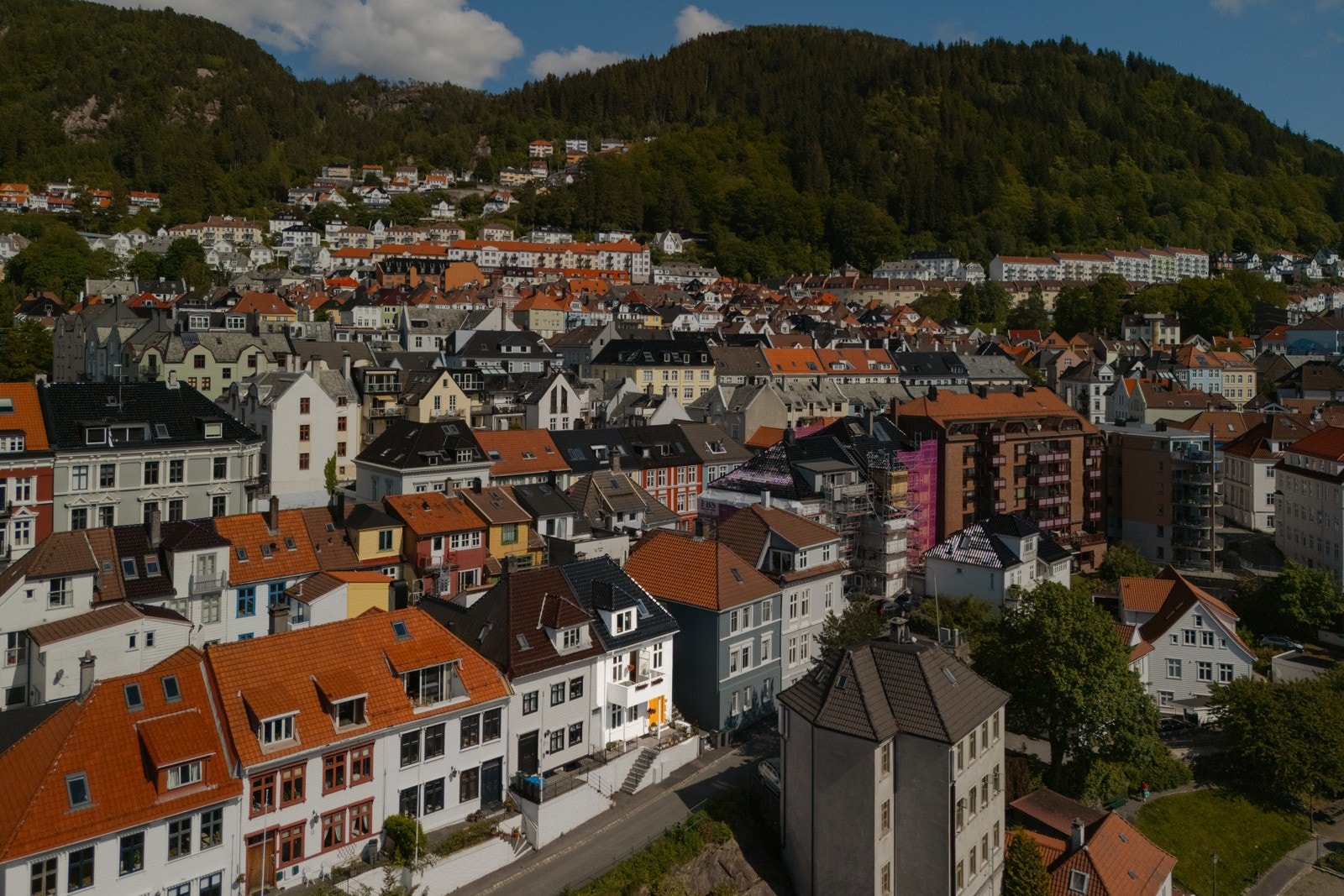 Skuteviken består av klassiske Bergenshus og brosteinsbelagte gater - som gjør området både sjarmerende, fredelig og attraktivt. Galleribilde