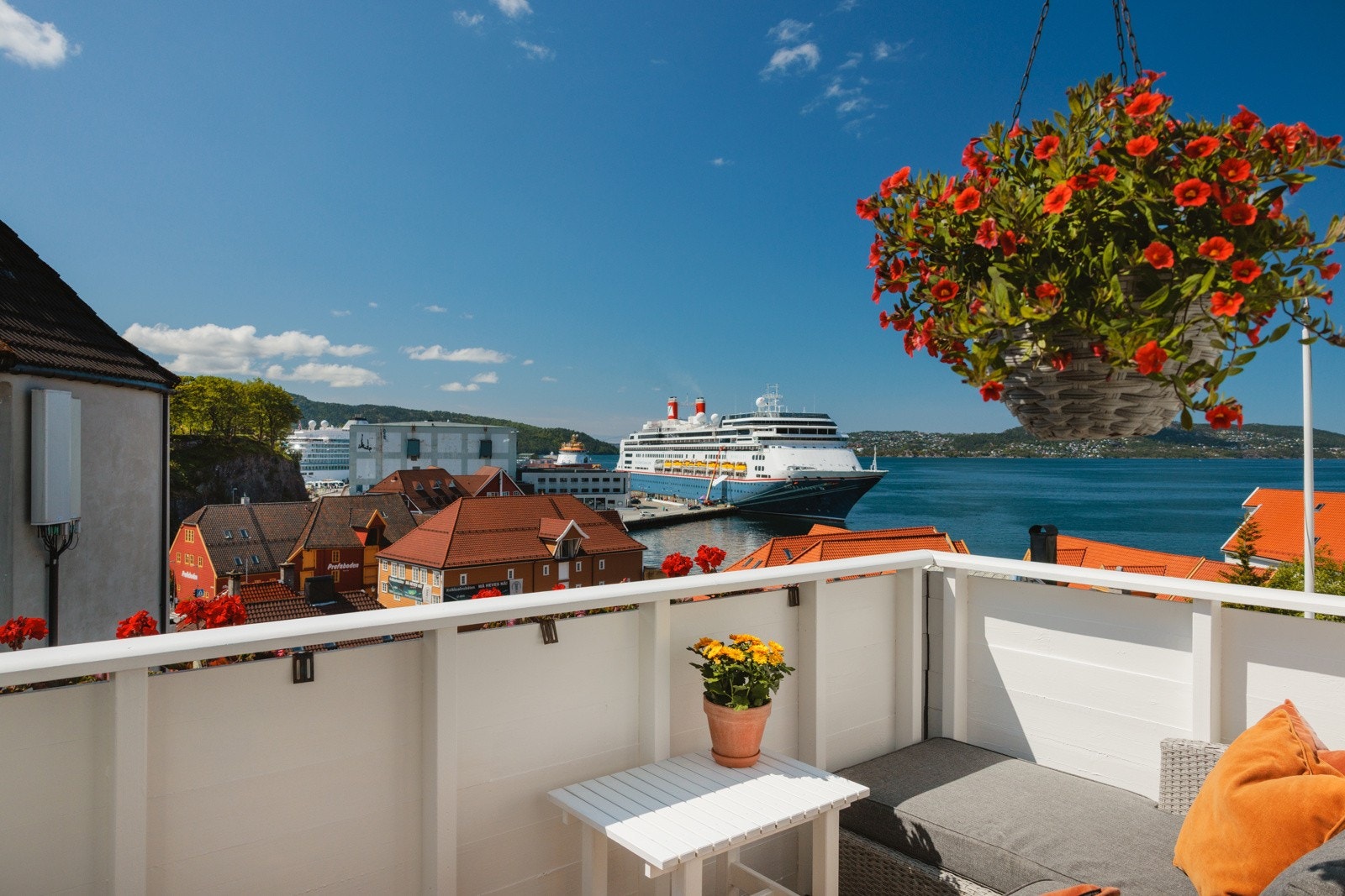 Balkong på 6 kvm med full sjøutsikt og sol helt til solnedgang! Galleribilde