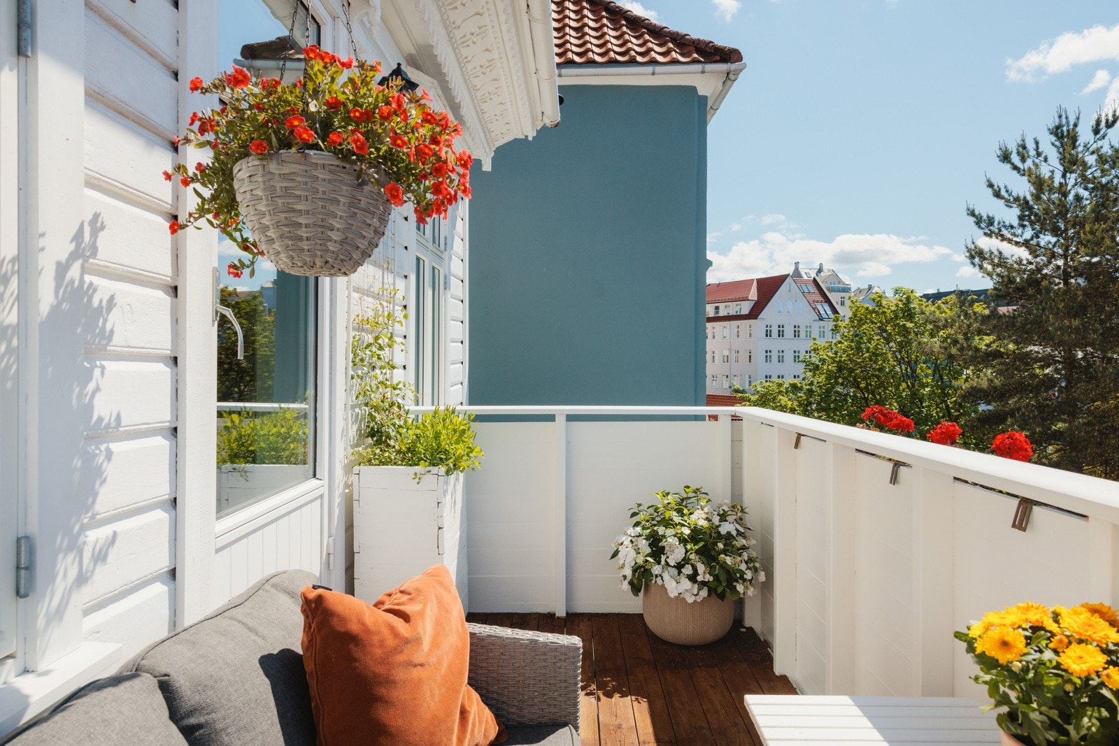 Størrelsen på balkongen gir god plass til utemøbler og grill. Galleribilde