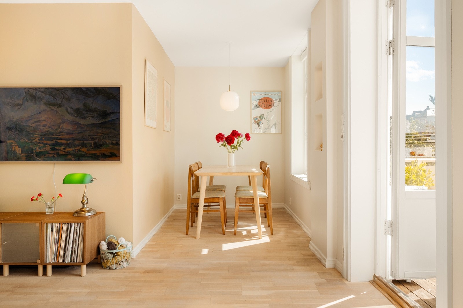 Alle innvendige vegger i leiligheten er slette, og har blitt malt de siste fem årene. Galleribilde