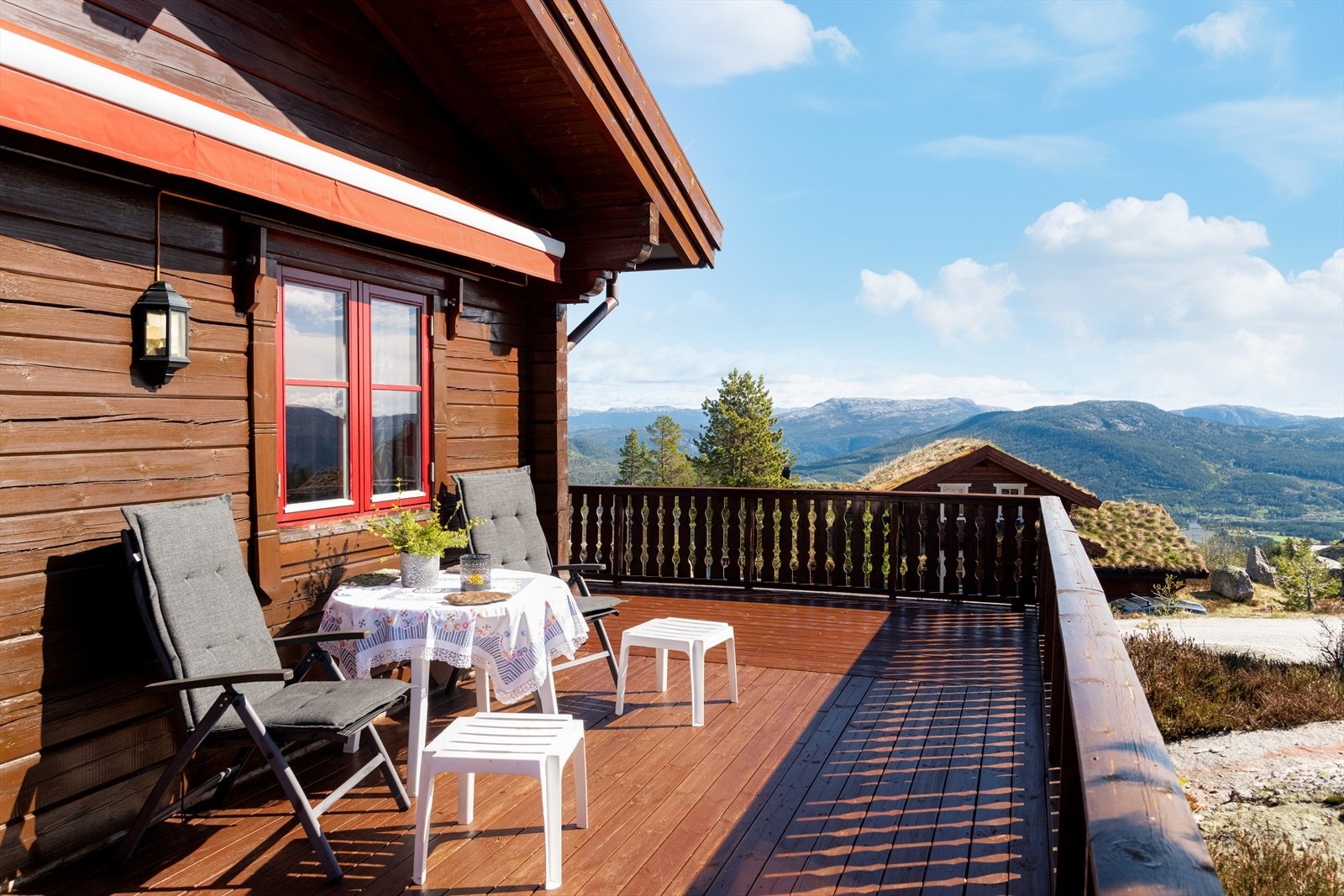 På den ene terrassesiden er det montert elektrisk markise for solskjerming ved behov. Galleribilde