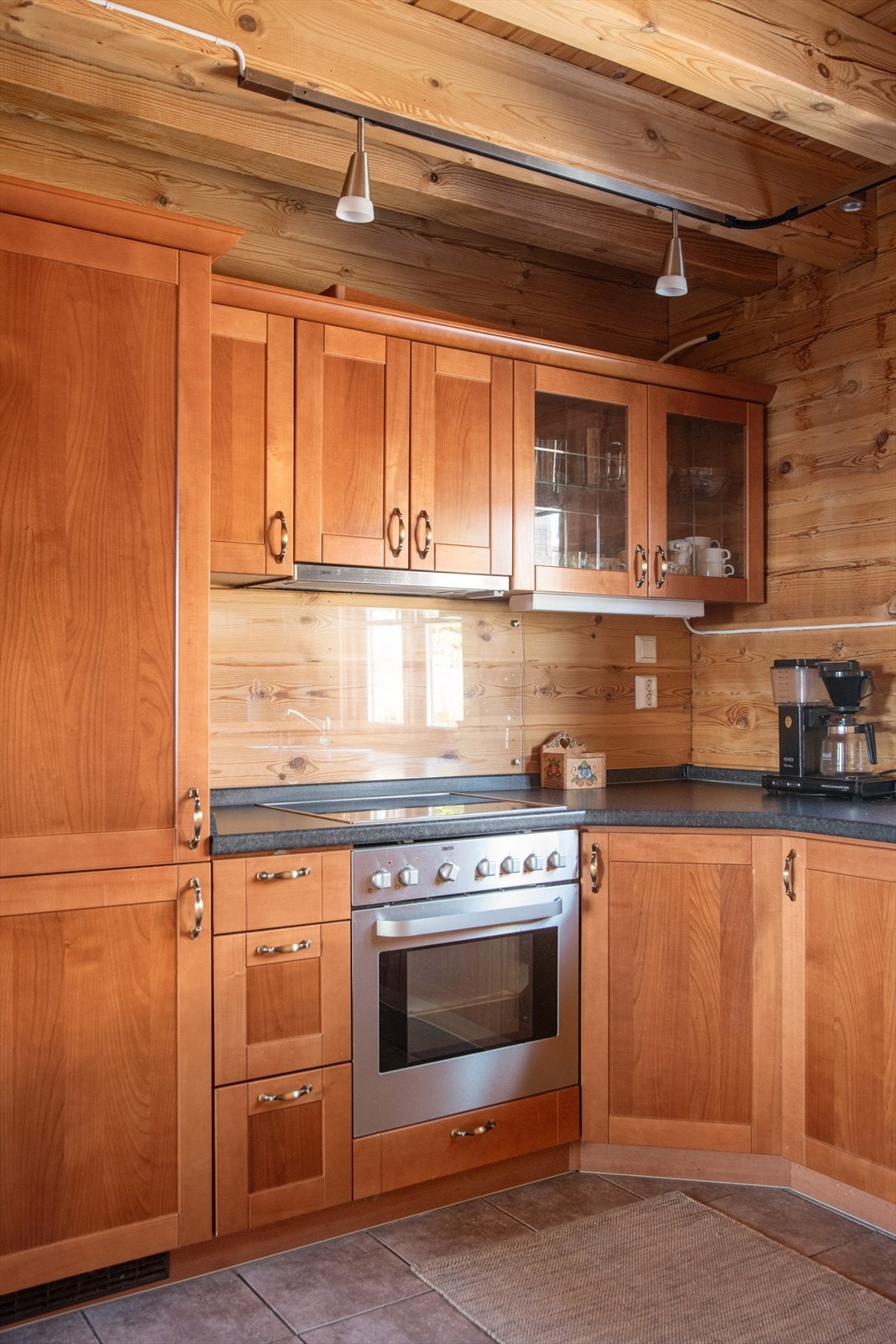 Kjøkkenet har innredning med glatte fronter og glass, samt benkeplate av laminat. Det medfølger kjøl/fryseskap, oppvaskmaskin (fra 2024), platetopp og stekeovn. Over stekesone er det ventilator med avtrekk ut. Galleribilde