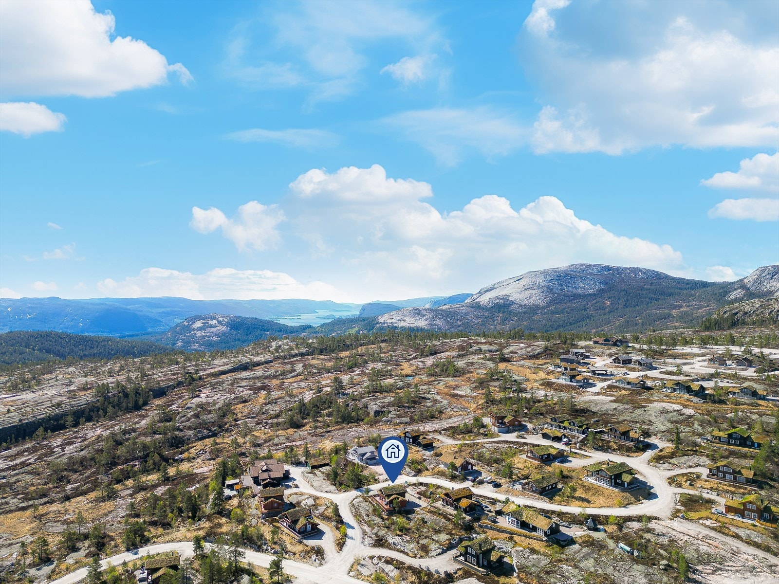 Skisenteret har 18 nedfarter og totalt 8 heiser, inkludert 8-seters stolheis. Løypene er tilrettelagt for alle vanskelighetsgrader. Det er også eget barneområde. Flotte oppkjørte langrennsløyper oppe på fjellet Galleribilde