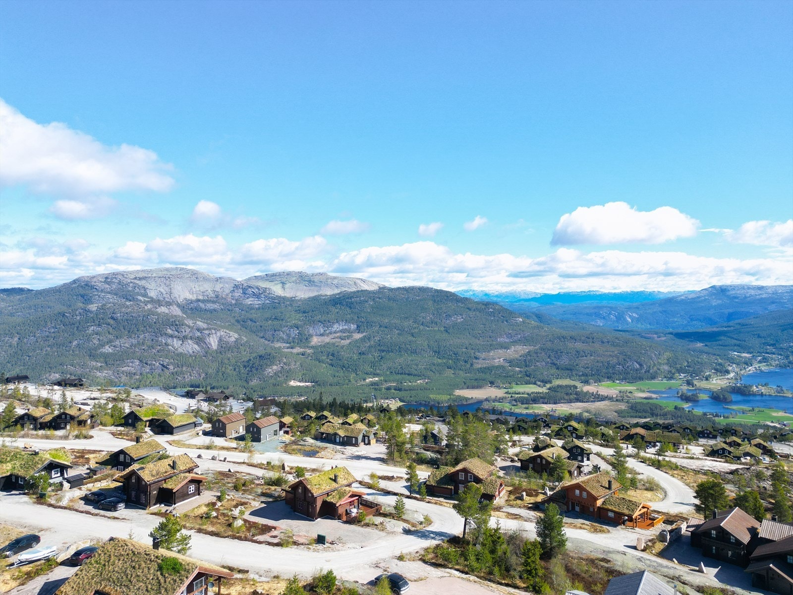 Med det åpne landskapet man har foran hytta er det svært gode lys- og solforhold til utearealene. Galleribilde