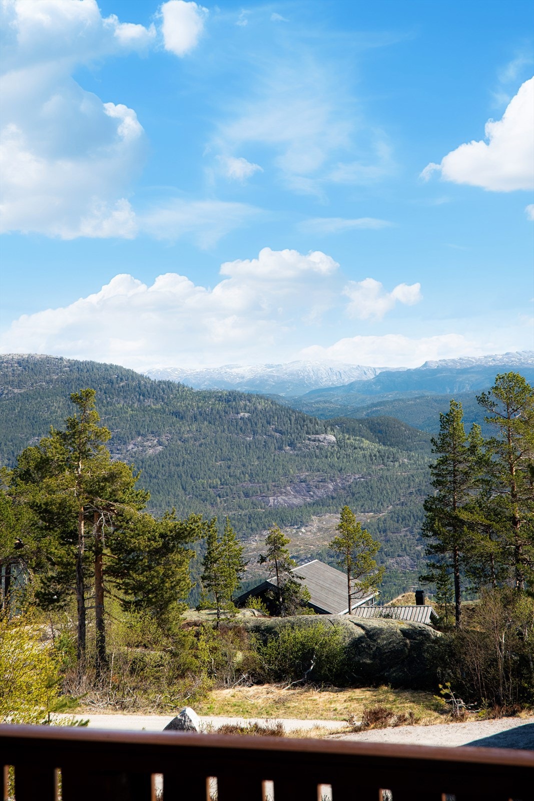 Hytta har fantastisk utsikt mot omliggende fjell, vann og vakkert naturlandskap! Galleribilde