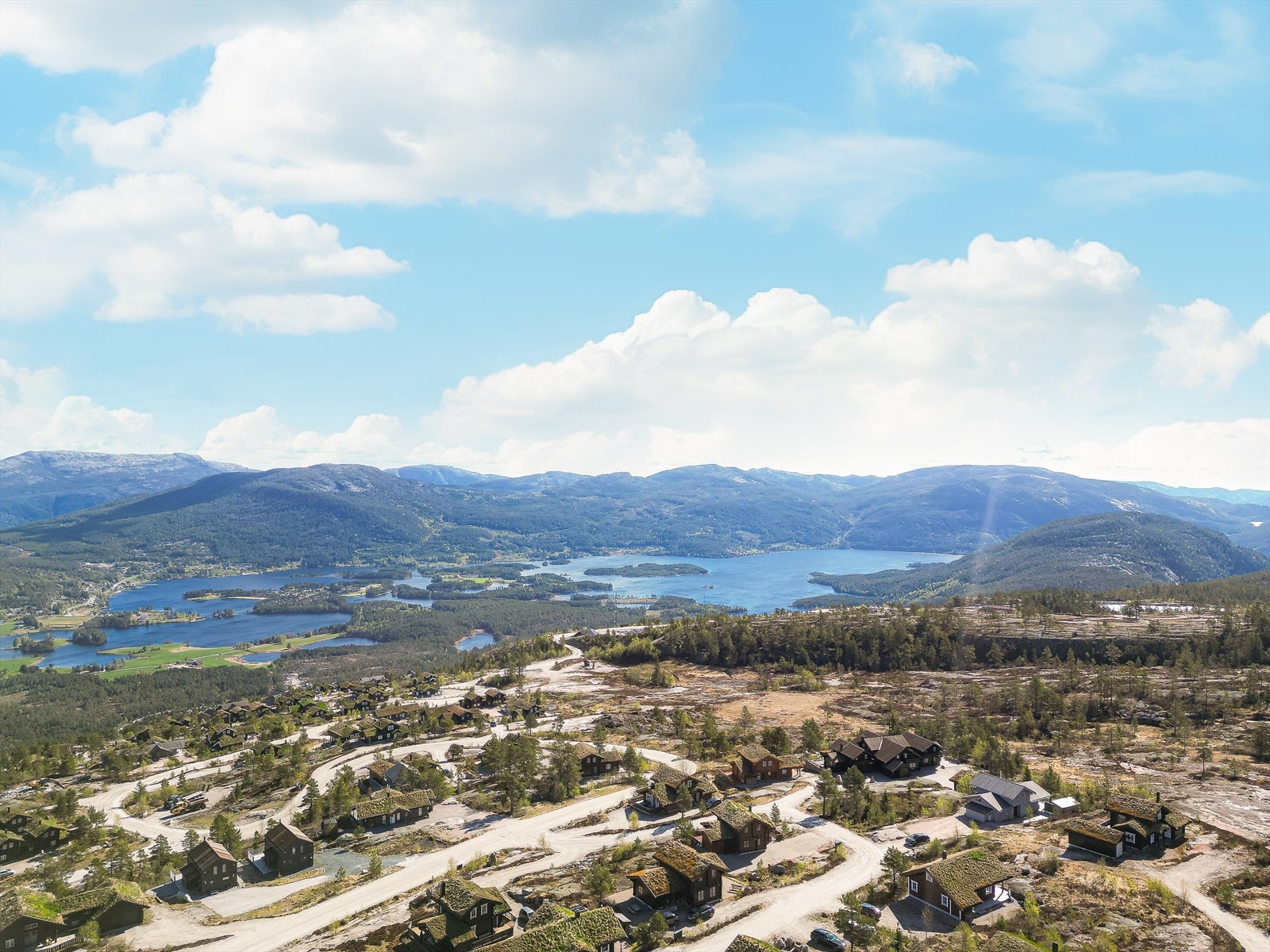 Utenom vinterstid er det en rekke andre aktiviteter som passer for hele familien. Hytta ligger som flott utgangspunkt for turer, både til fots og på sykkel. Det er mange fine toppturer i området. Lekeplass, golfbane og badeplass i nærheten. Galleribilde