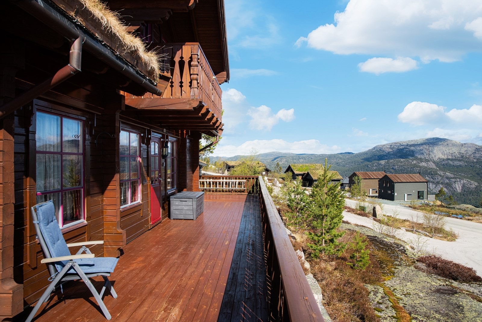 Fra stuen er det utgang til stor terrasse med fantastisk utsikt. Galleribilde