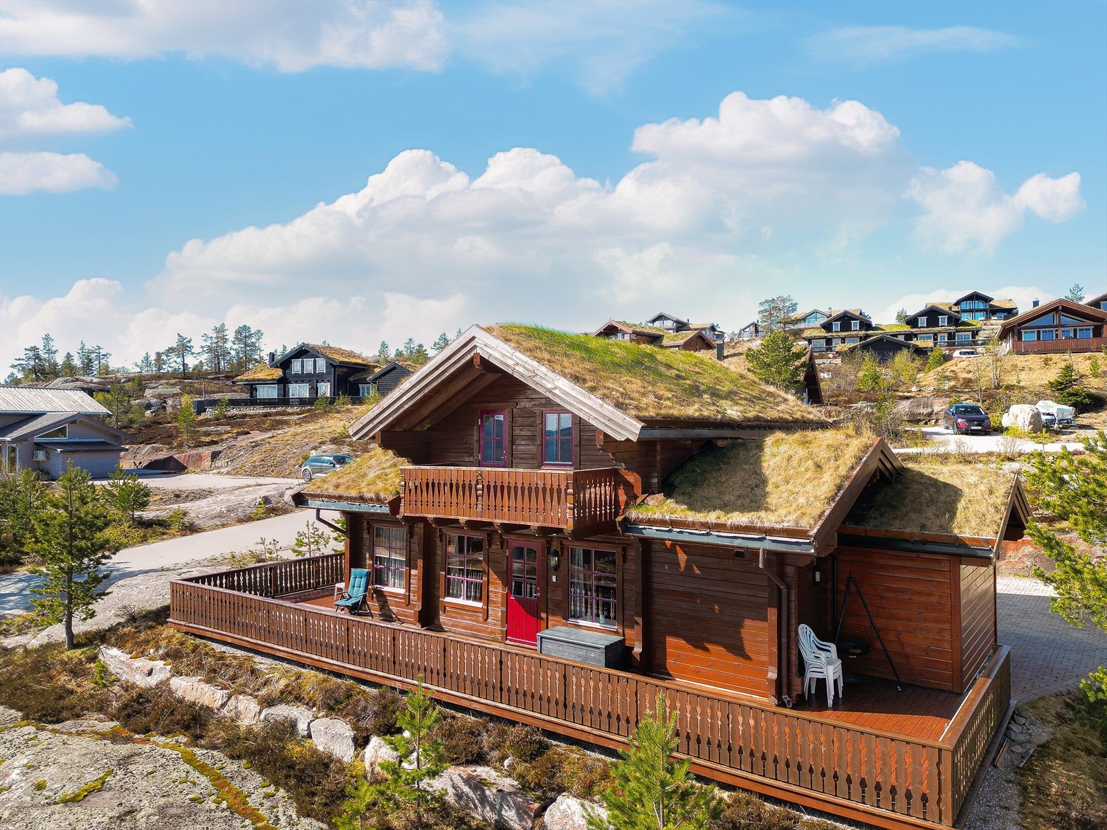 Her bor du idyllisk med flotte turområder rett utenfor døren, og spennende lekearealer for barna! Galleribilde