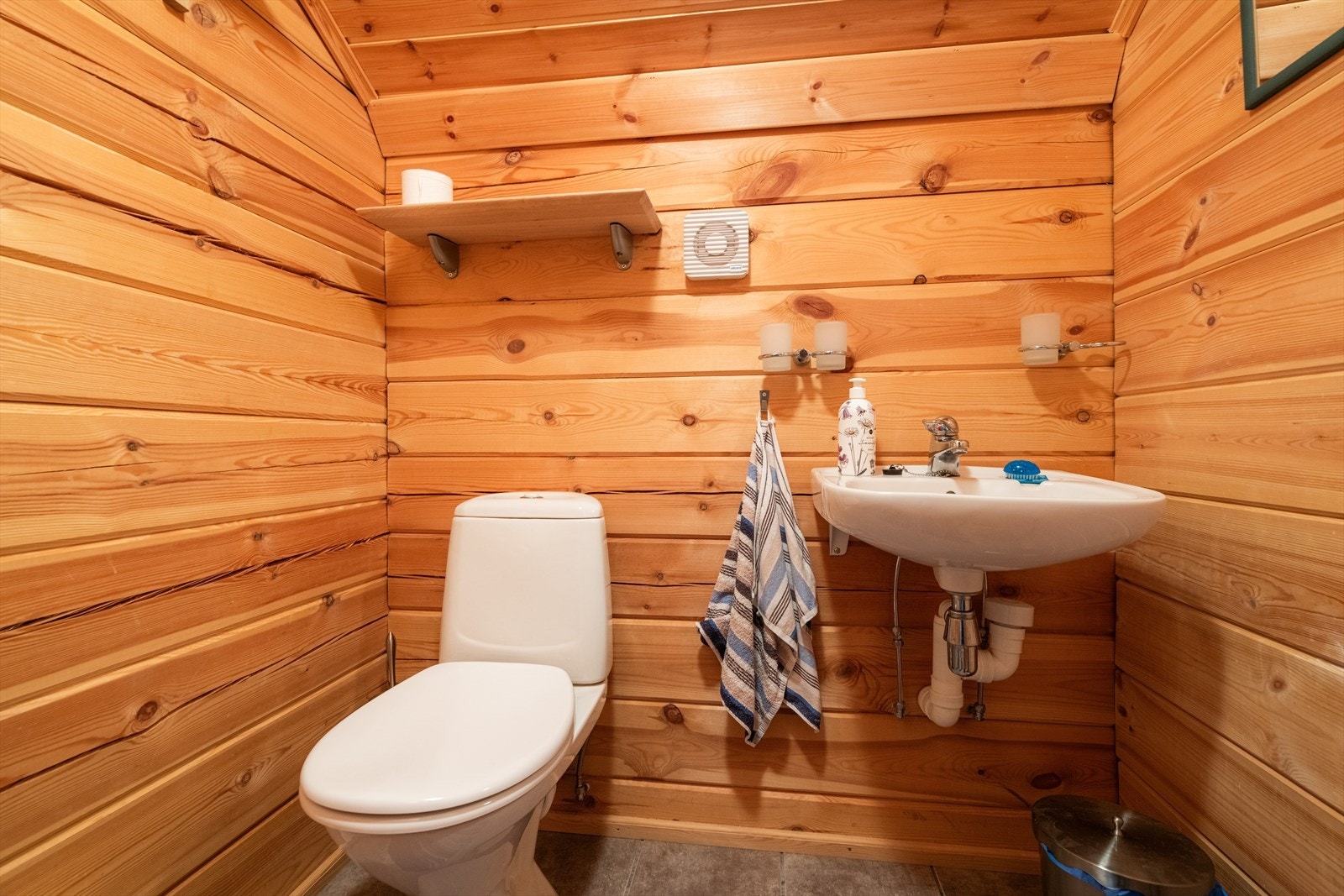 Toalettrom i 2.etg innehar toalett og servant. Det er ventilasjon via ventil i vegg. Galleribilde