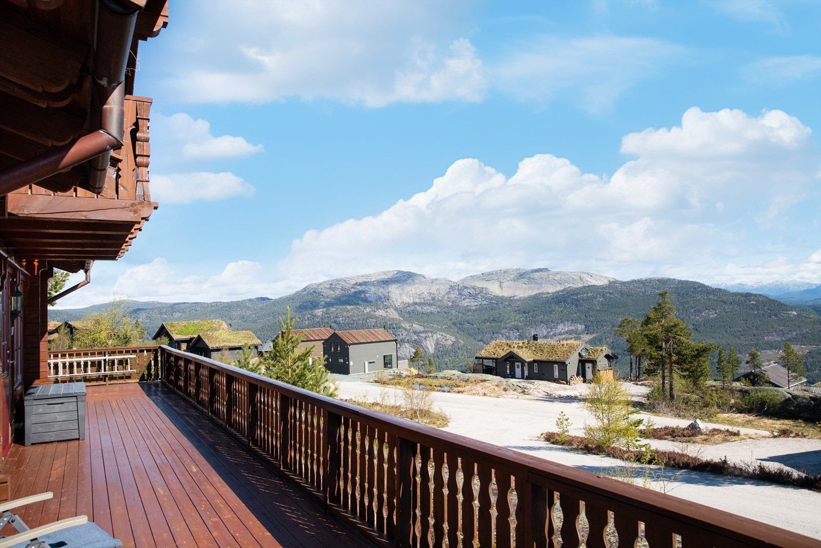 Hjasestigen 5 er en koselig tømmerhytte med solrike uteområder og nydelig utsikt! Galleribilde