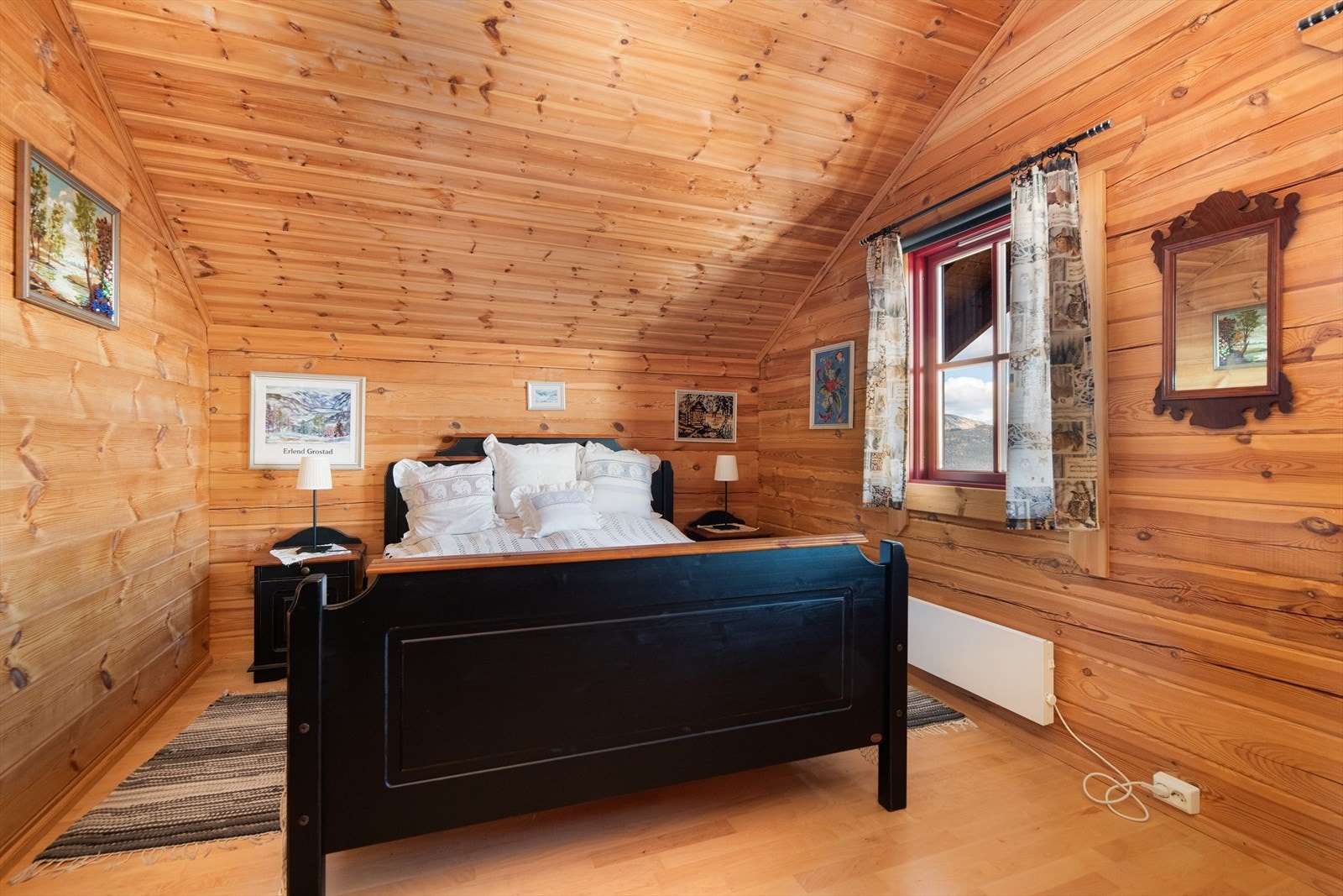 Hytta har tre fine soverom i 2.etg, med totalt 9 sengeplasser - så her er det plass for hele familien! Galleribilde