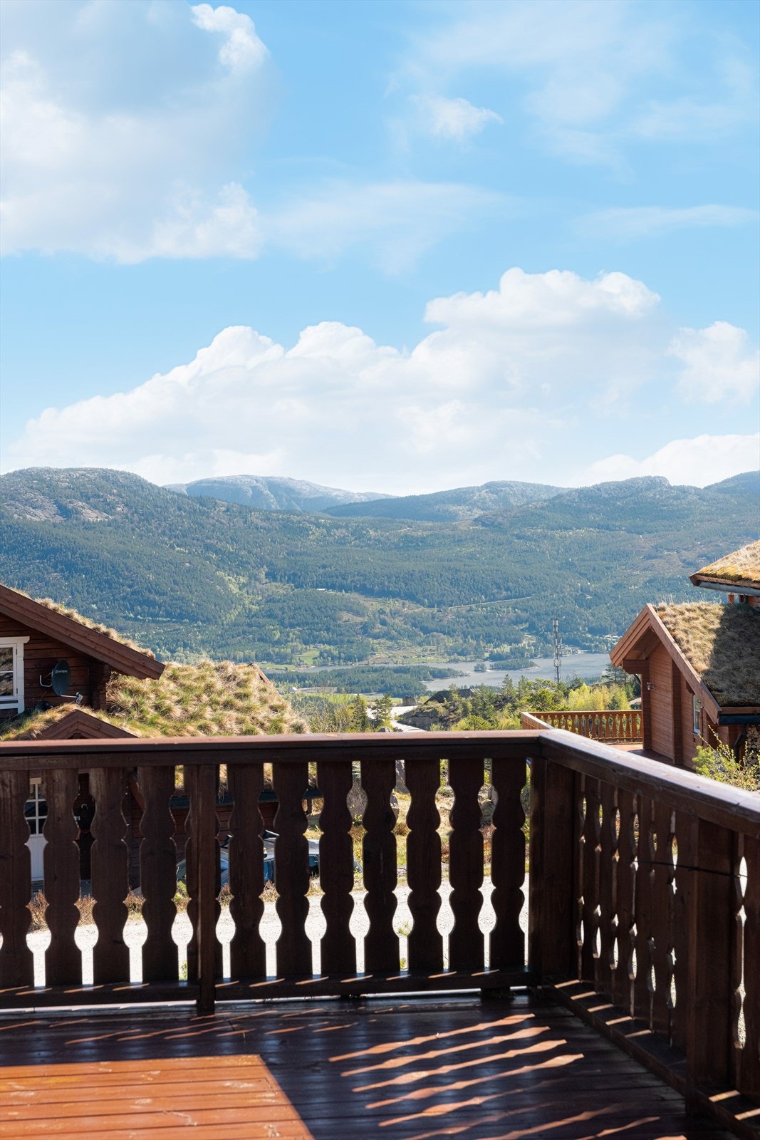 Stor terrasse med fantastisk utsikt mot omliggende fjell, vann og vakkert naturlandskap! Galleribilde