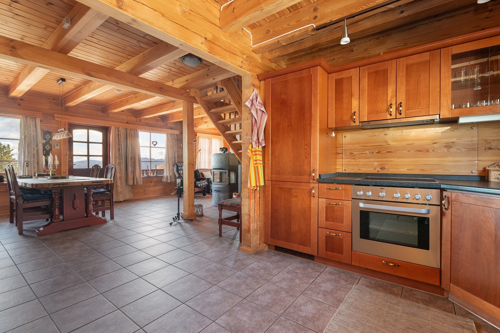 I stuen er det montert vedovn for lun varme på kaldere dager. Galleribilde