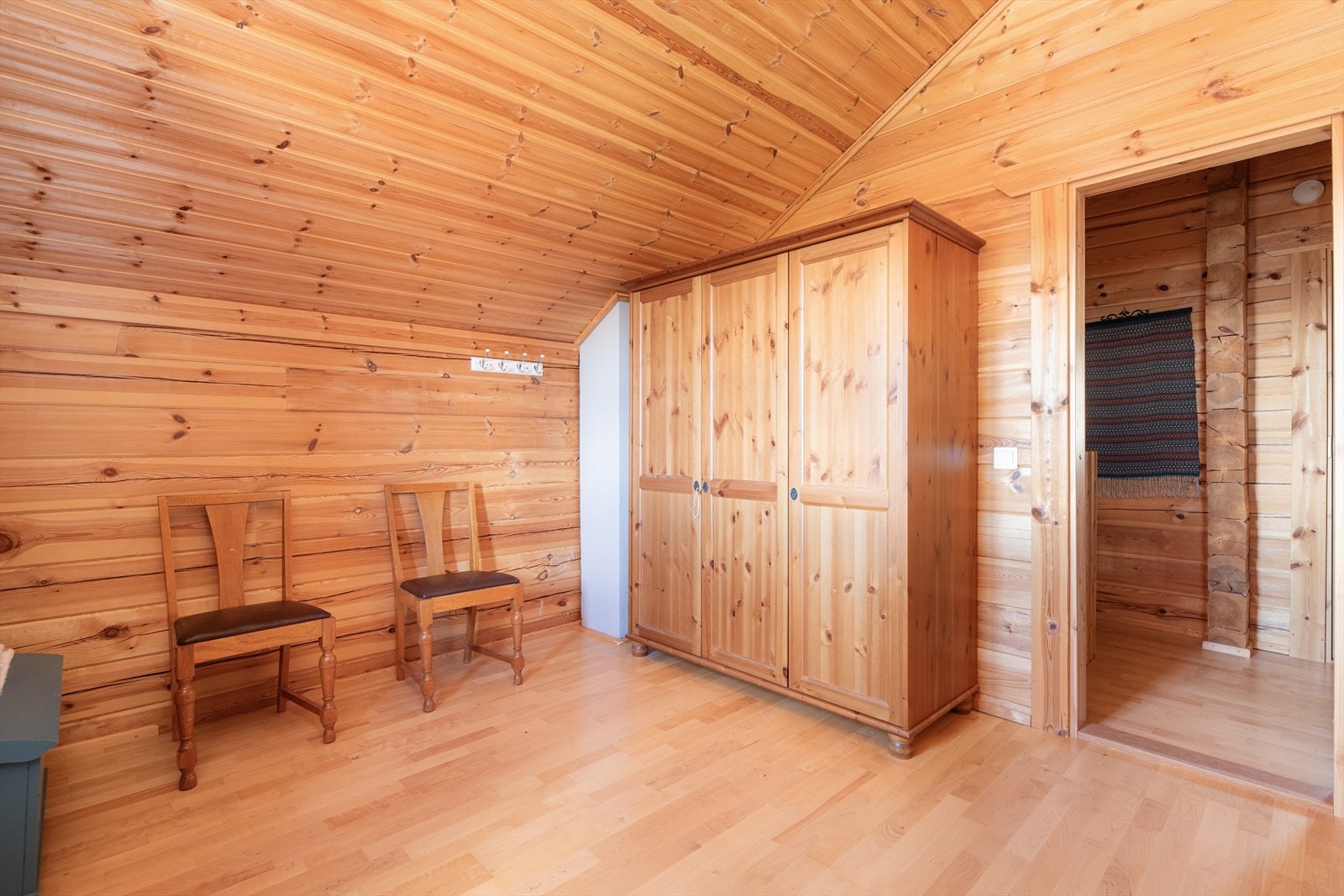 Dette soverommet har garderobeskap for klesbeholdningen. Galleribilde