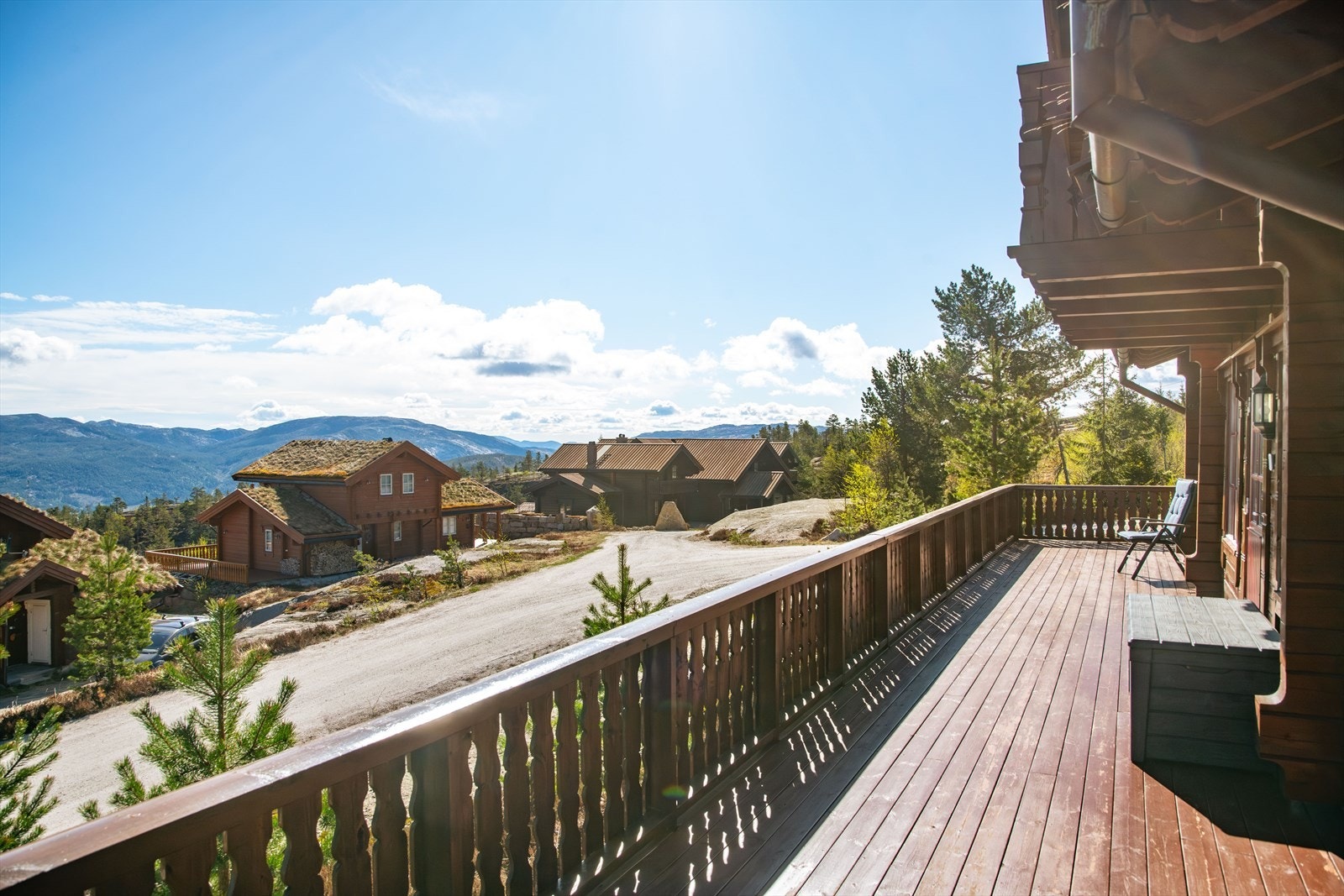 Terrassen har rikelig plass for flere sittegrupper og grill. Et herlig sted å nyte late sommerdager med venner og familie! Galleribilde