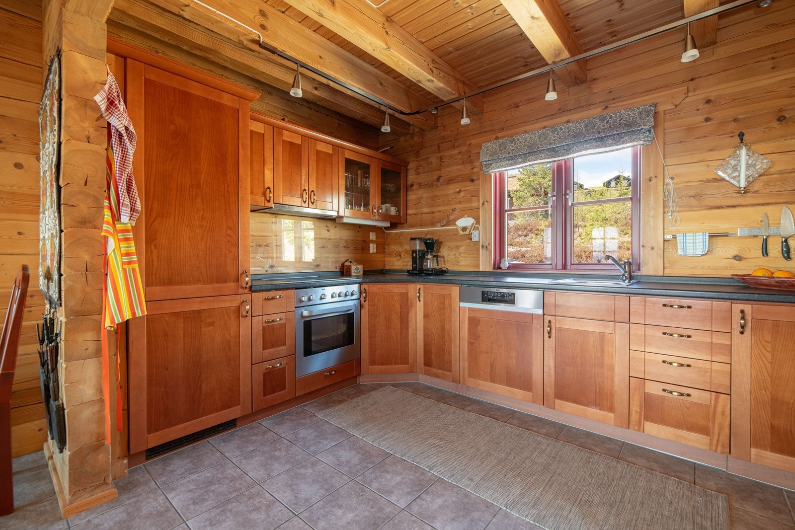 Koselig kjøkken med god skap- og benkeplass. Galleribilde