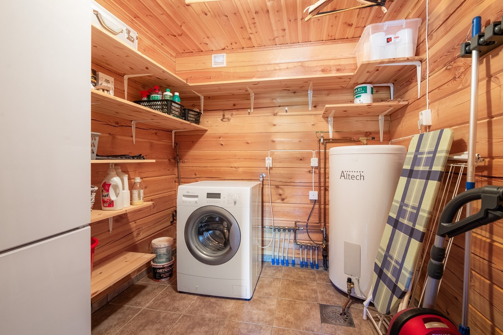 Vaskerommet inneholder opplegg til vaskemaskin, vv-tank og samle stokk for rør i rør og el-skap. Galleribilde