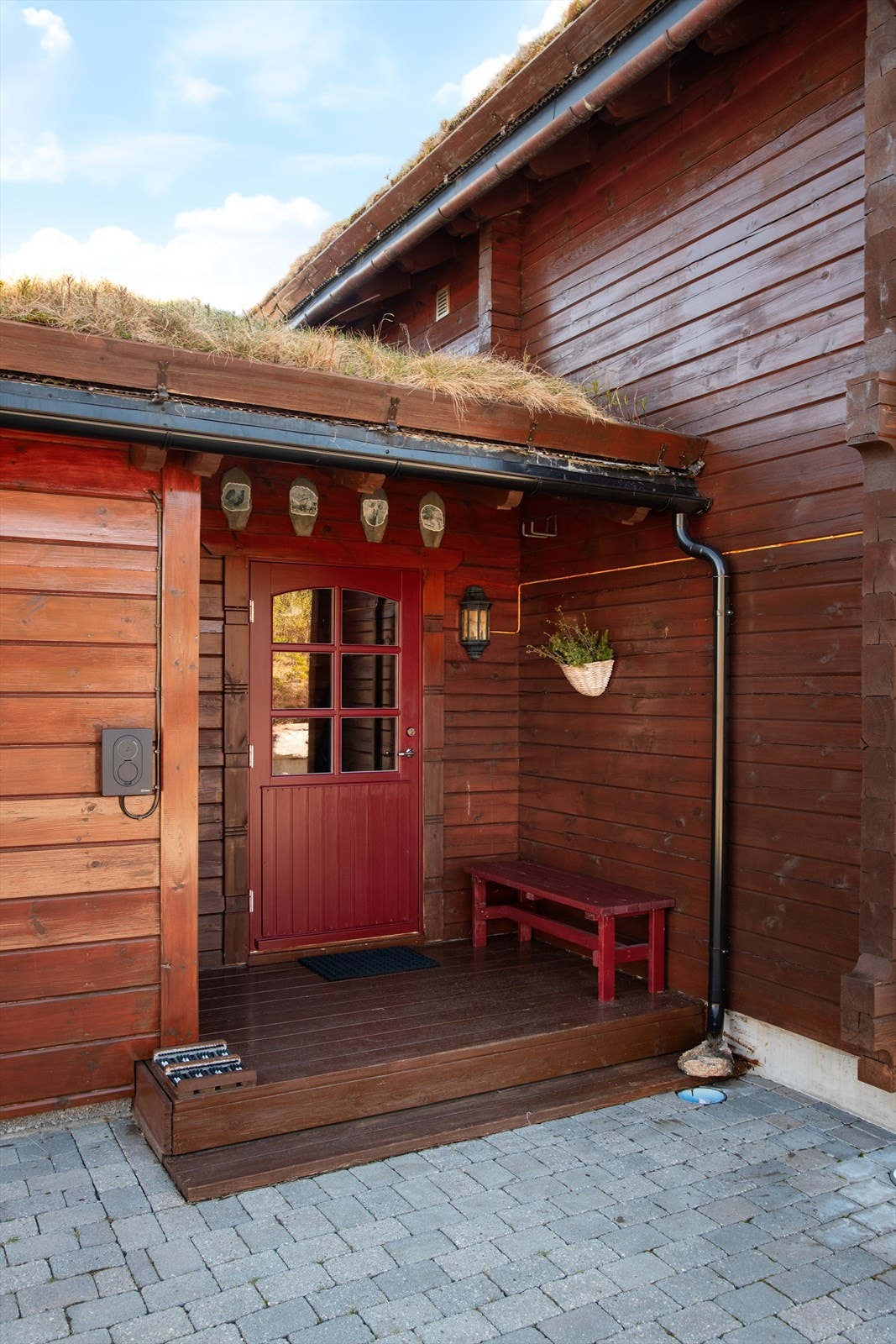 Tomten på 704,20 m² er opparbeidet med romslig gårdsplass med belegningsstein og gode parkeringsmuligheter. Galleribilde