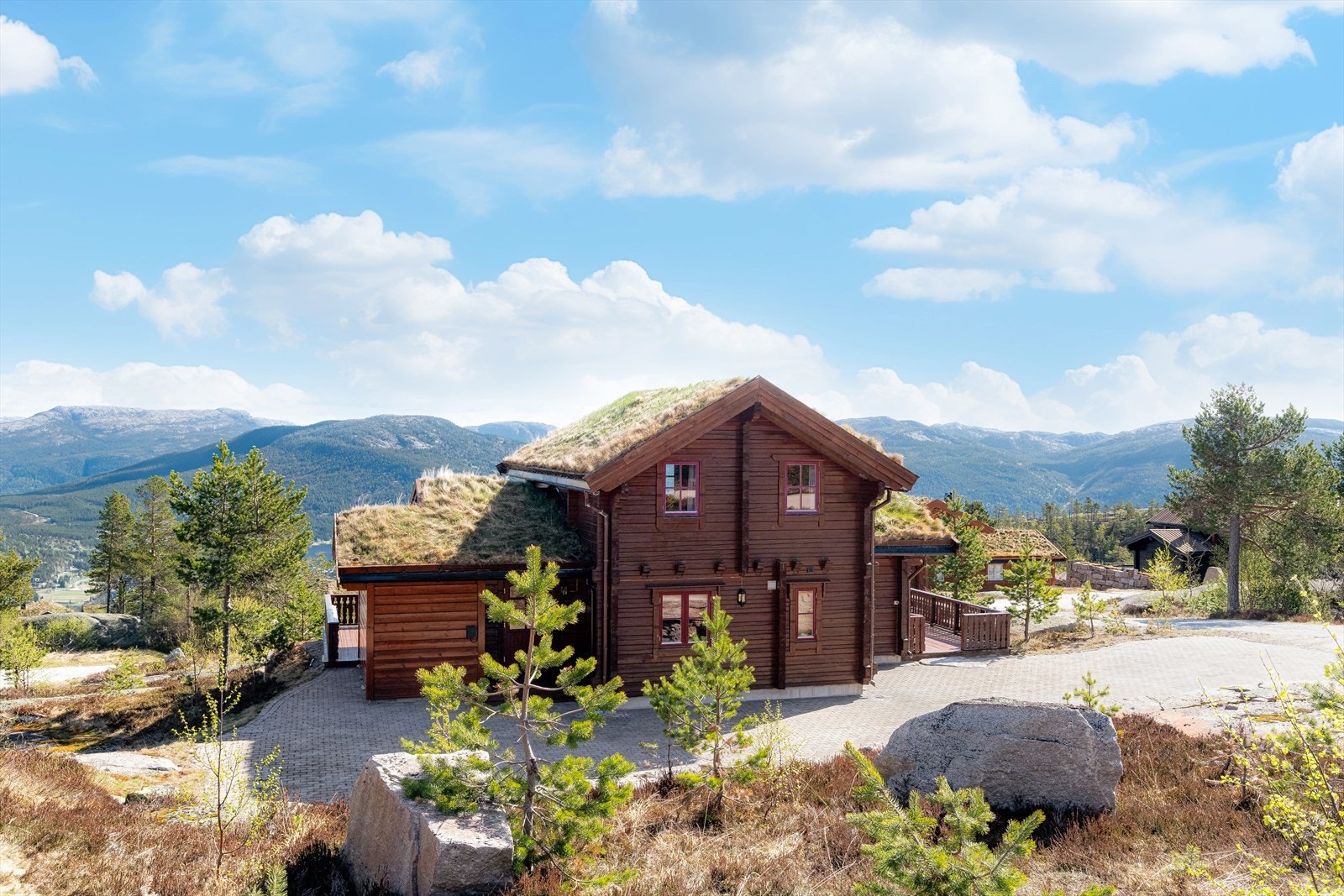 Hytta har stor terrasse og deilig balkong, med herlige solforhold og fantastisk utsikt! Galleribilde