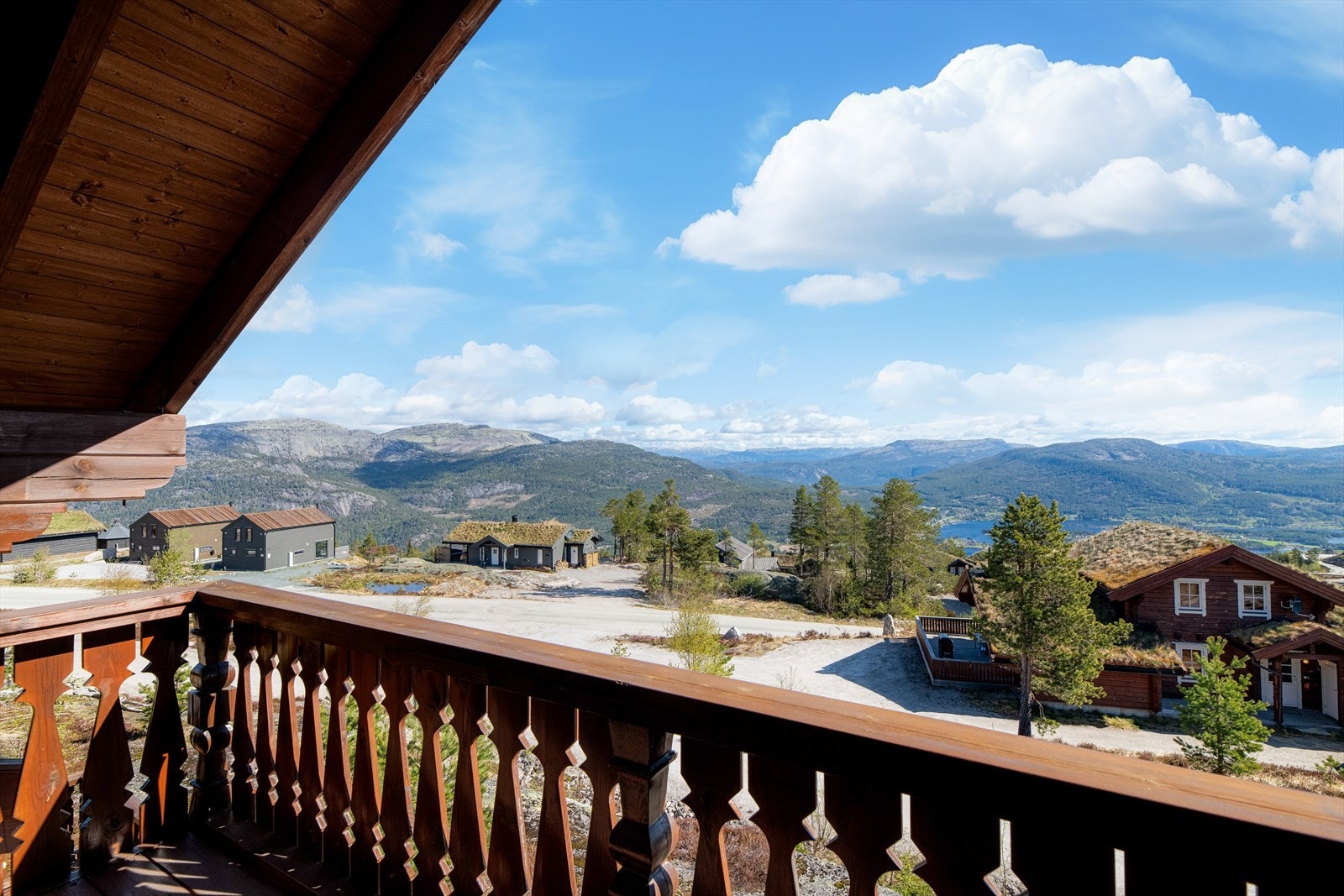 Hovedsoverommet har utgang til en deilig, overbygget balkong på 7 m2, hvor det er herlig utsikt! Galleribilde