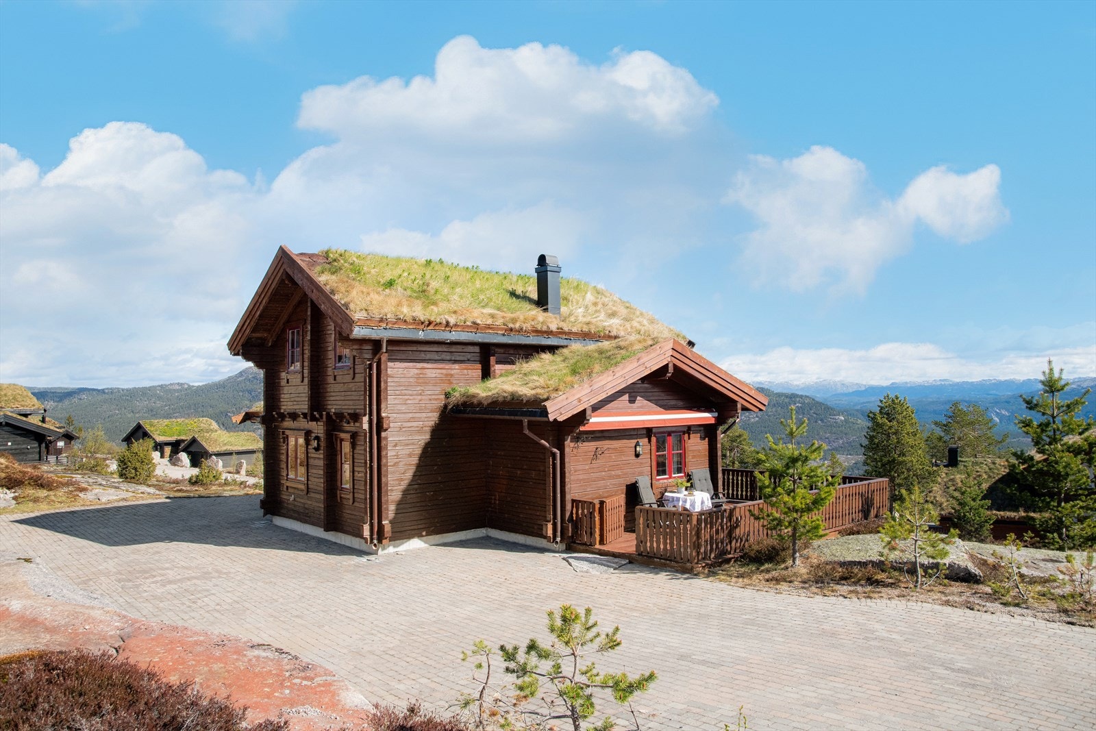 En flott familiehytte med idyllisk beliggenhet og kort vei til ski in/out, skiløyper og vakre turområder. Galleribilde