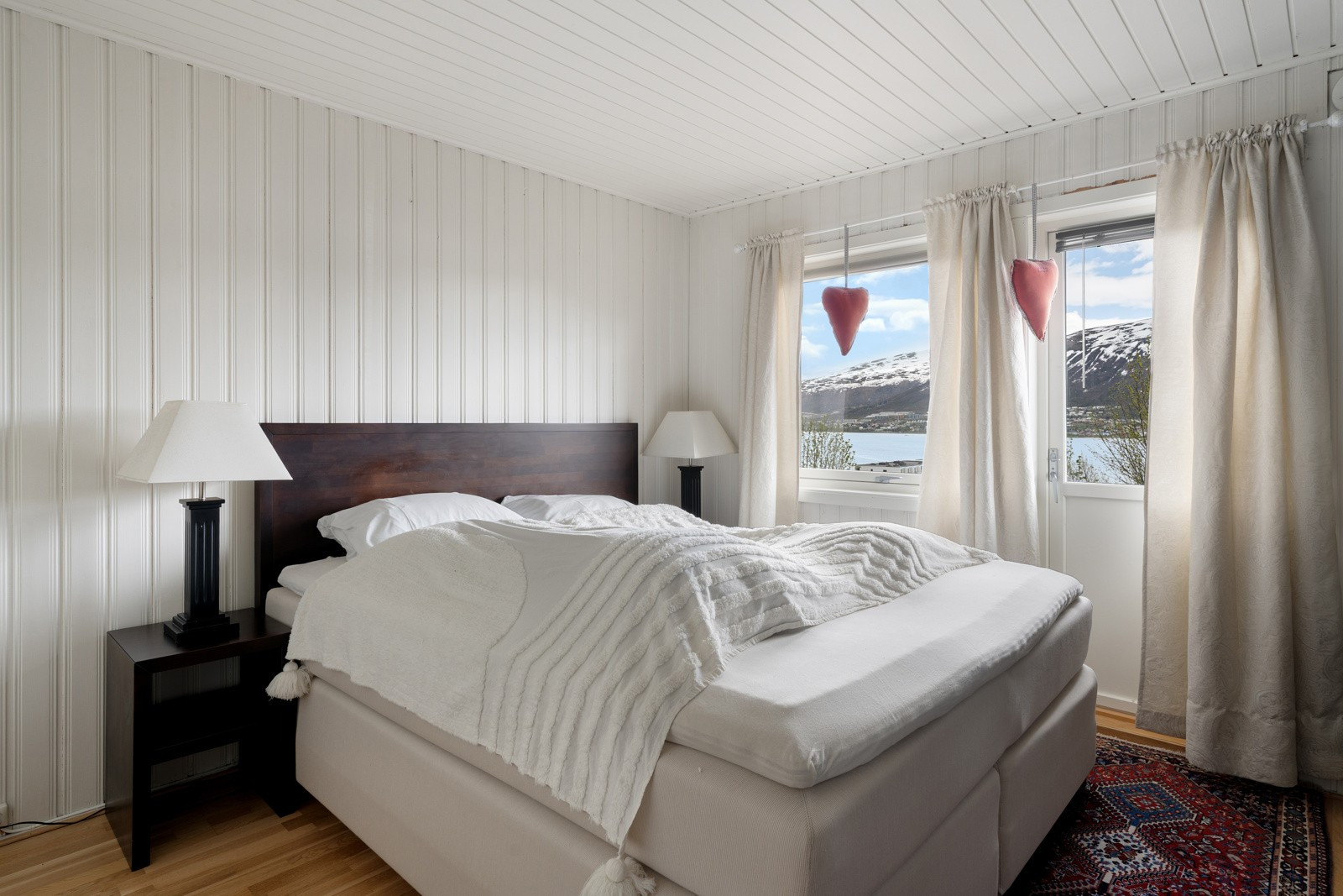 Hovedsoverommet er av meget god størrelse og har egen utgang til veranda i front.