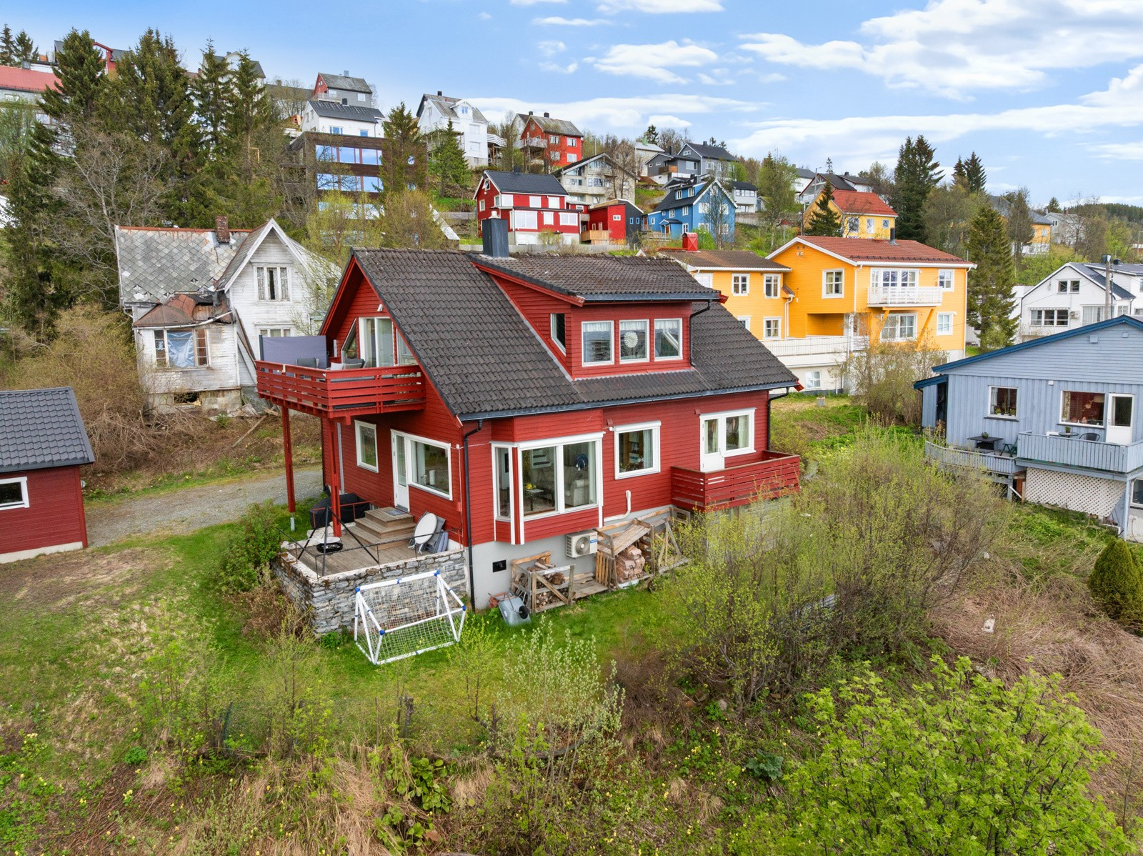 Det er plen foran boligen og mot sør.