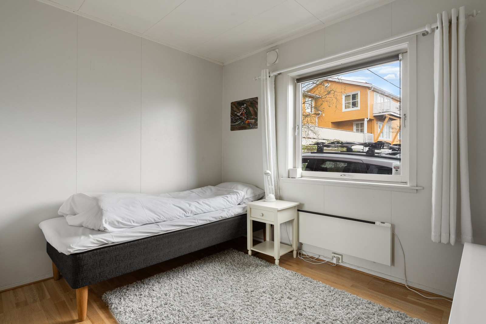 Soverom 2, av god størrelse med plass til ønsket møblement.