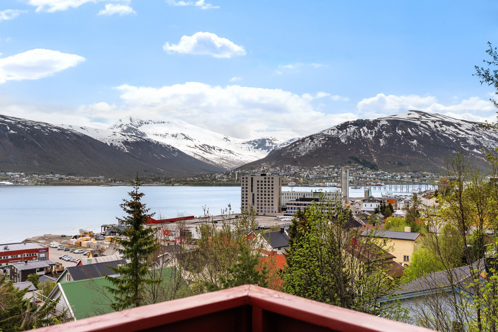 Svært fin utsikt mot Tromsdalen fra altan.