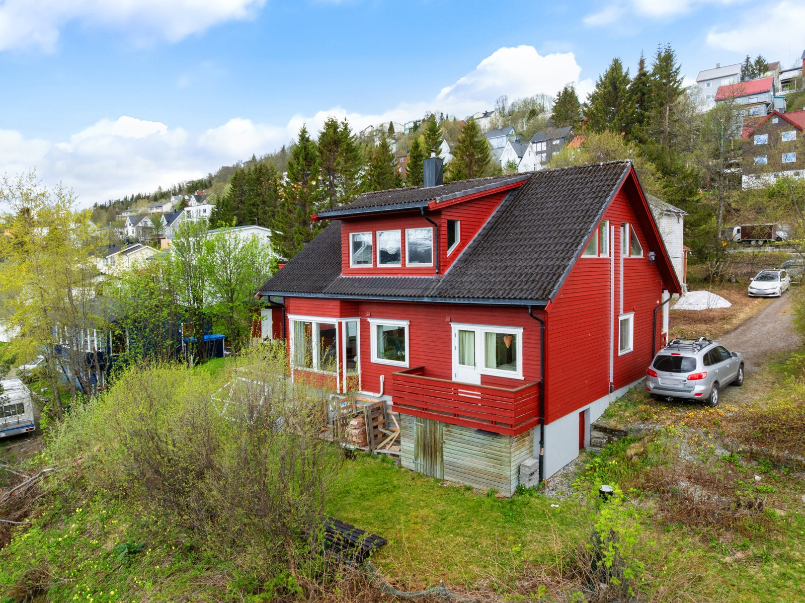 Tomten strekker seg godt på nedsiden av huset og kan åpne et mulighetsrom for tomtefradeling eller høyere utnyttelsesgrad.