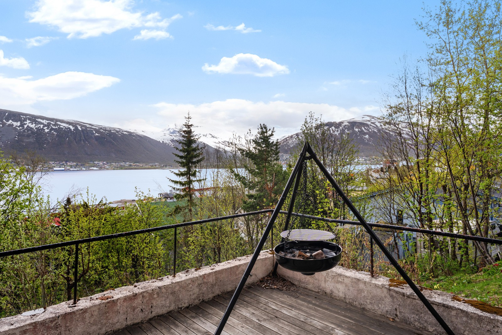 Terrassen kan benyttes som flott uteplass om sommeren med flere bruksmuligheter.