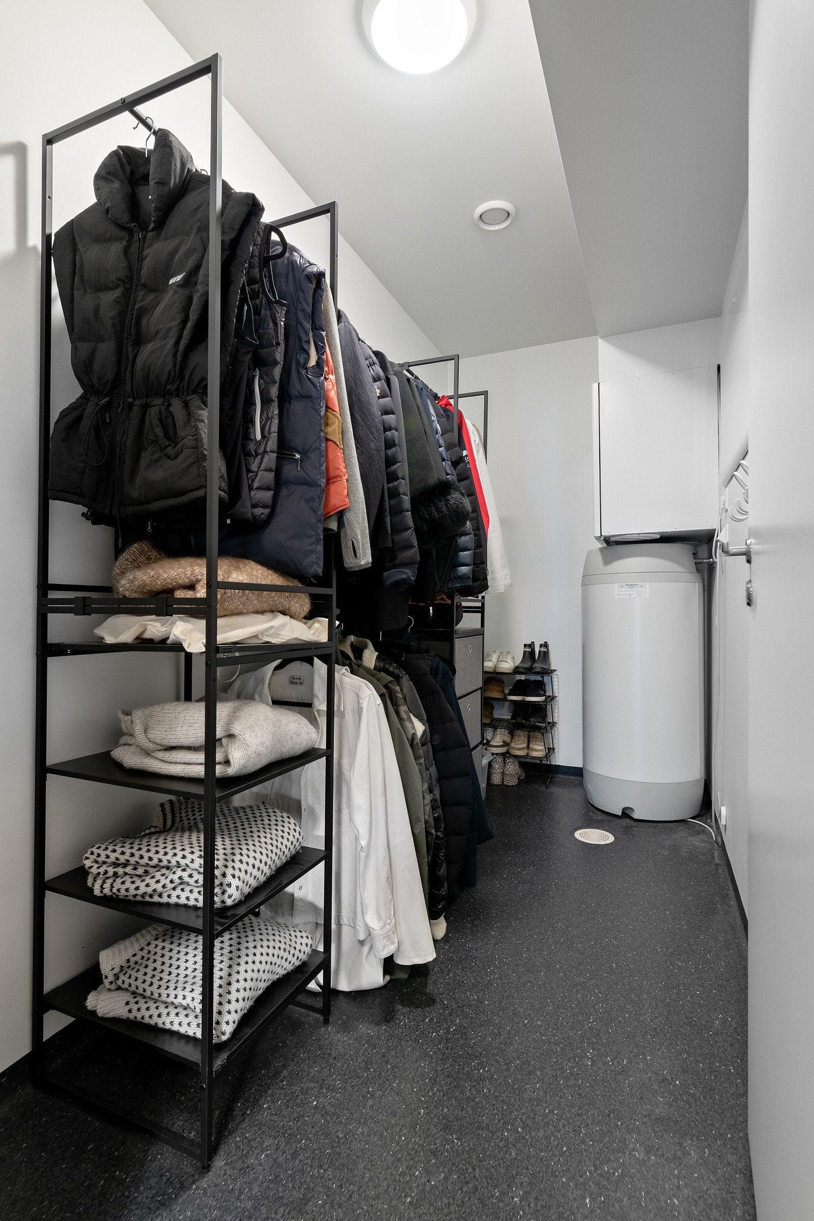 Det er mulig å benytte det tekniske rommet til oppbevaring av diverse. Galleribilde