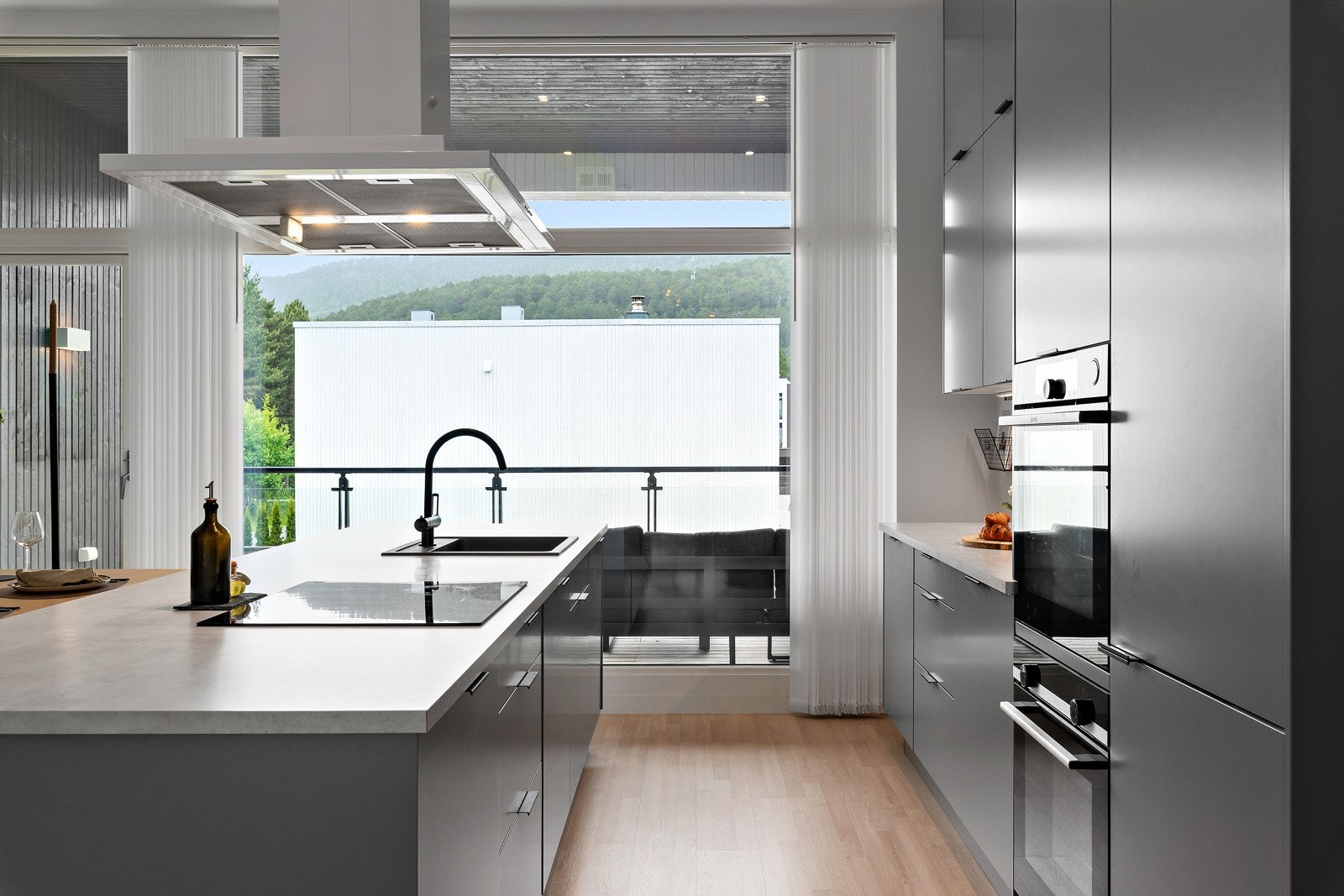 Kjøkkeninnredningen har malte fronter og laminert benkeplate. Galleribilde