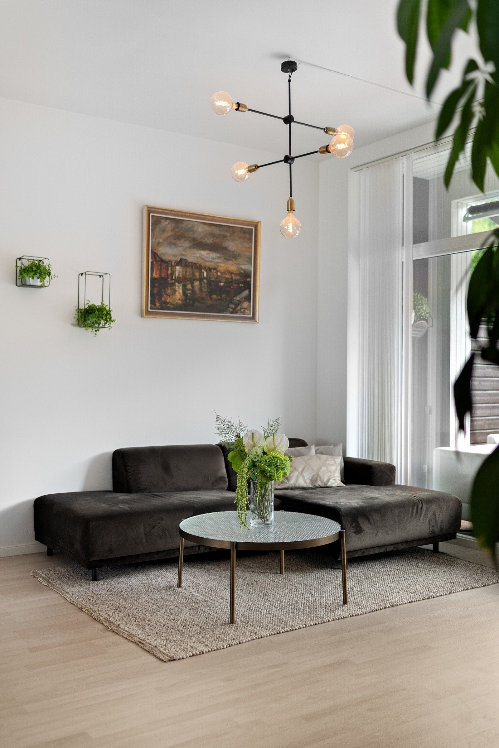 Det er god plass til en stor sofagruppe i stuen. Galleribilde
