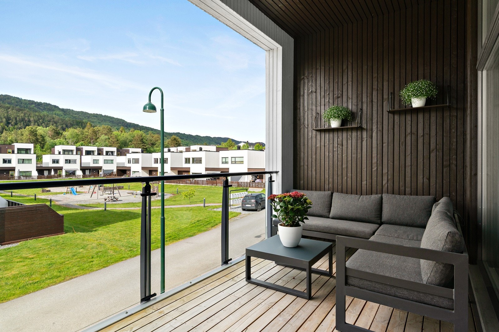 Det er to uteområder, her er terrassen som ligger mot nord. Galleribilde