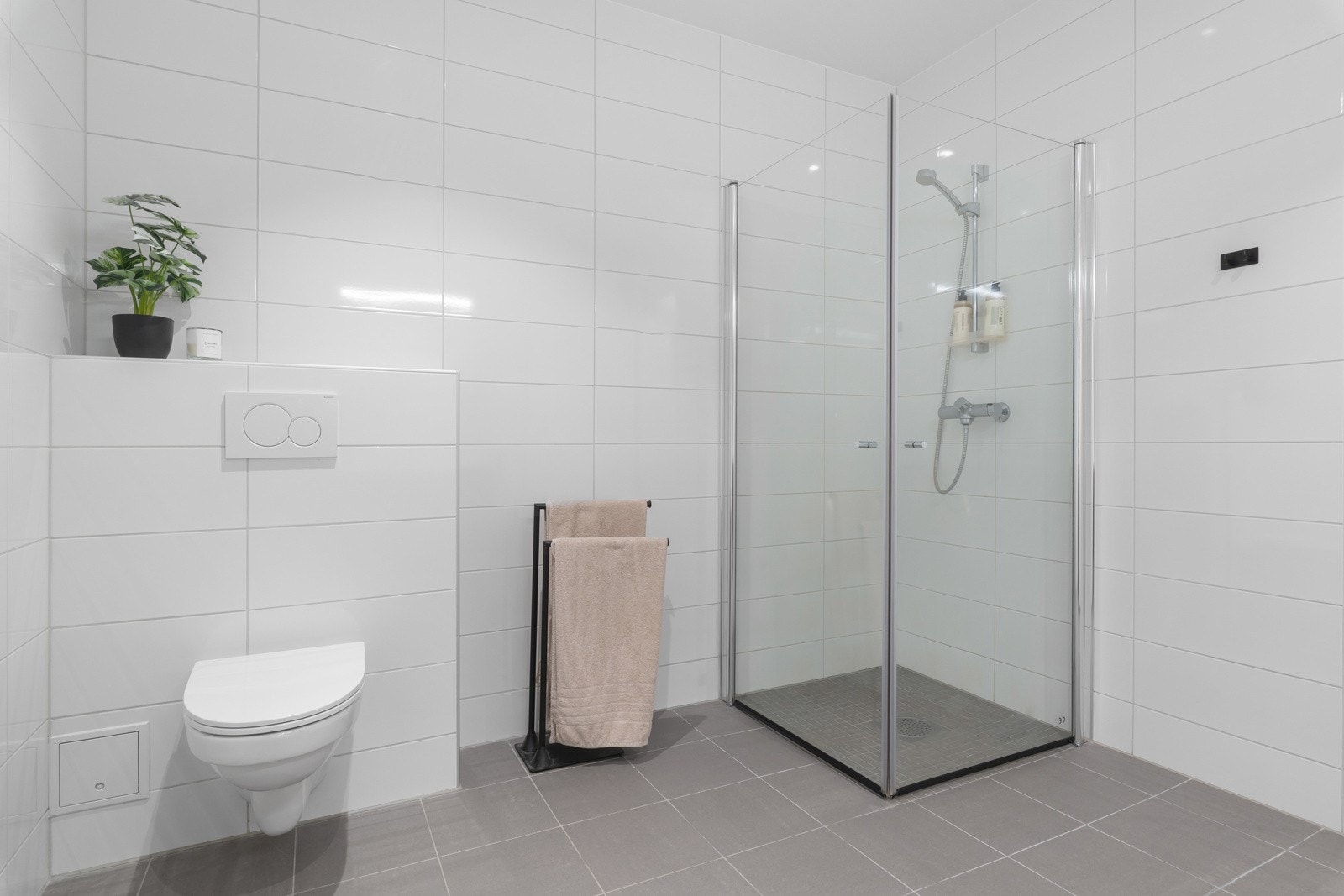 Ellers er det innredet med vegghengt wc og en dusjnisje med innfellbare glassvegger. Galleribilde