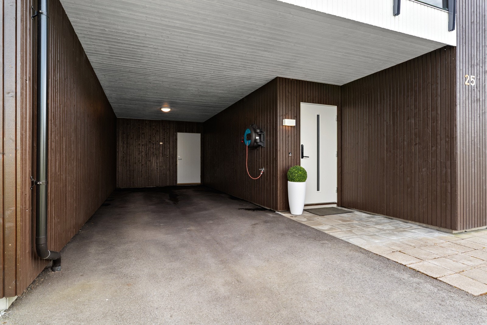 Inngangsparti med carport likeved, her er det også en sportsbod i bakkant. Galleribilde