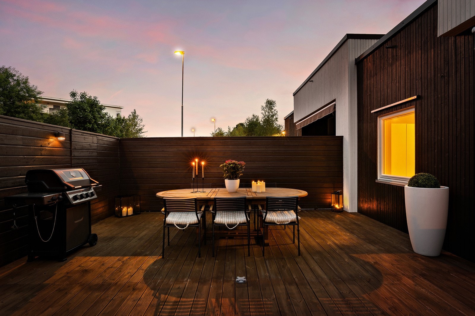 Her er det god plass til både sittegrupper og grill. Galleribilde