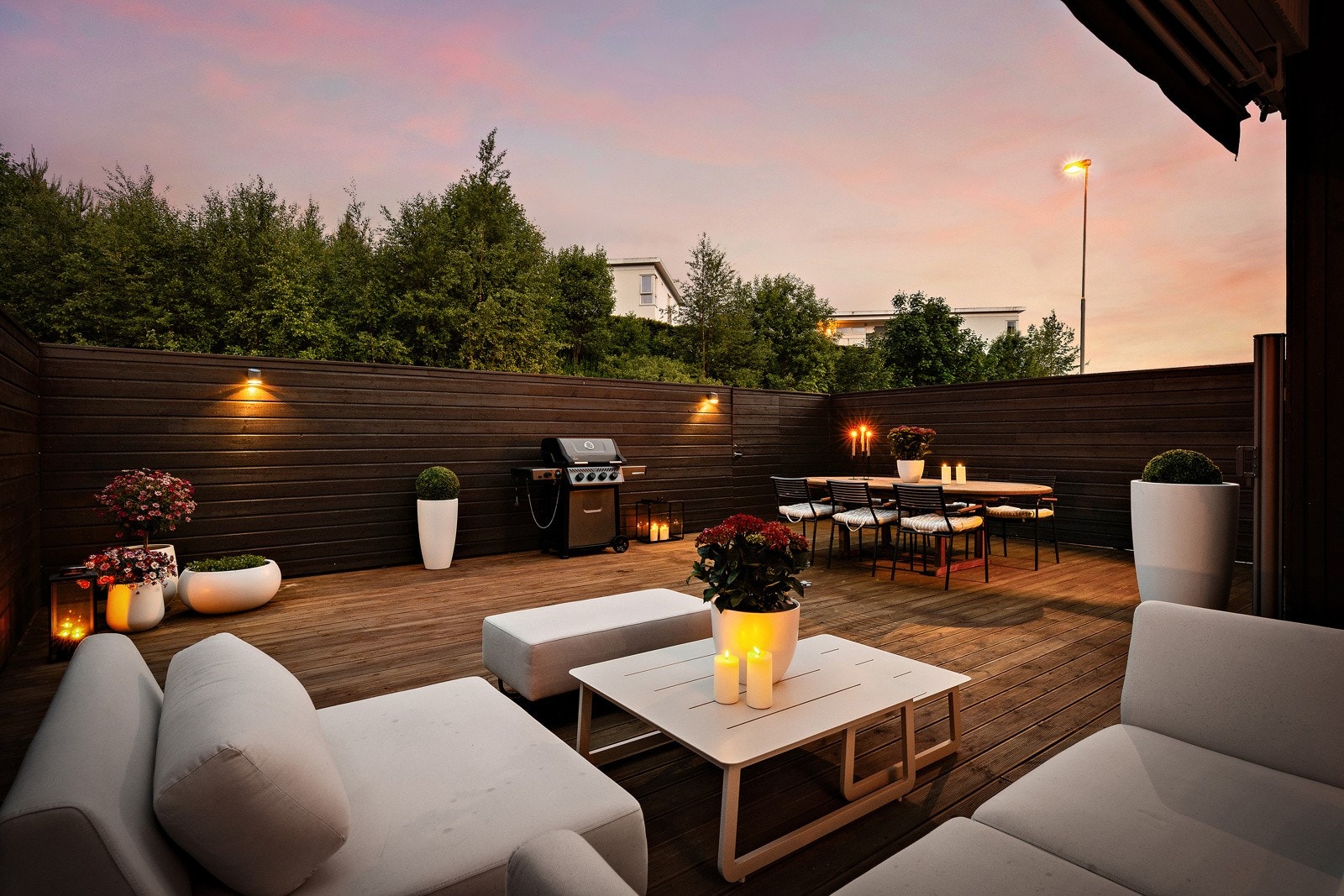 Kjekk sørvendt terrasse med svært gode solforhold. Galleribilde