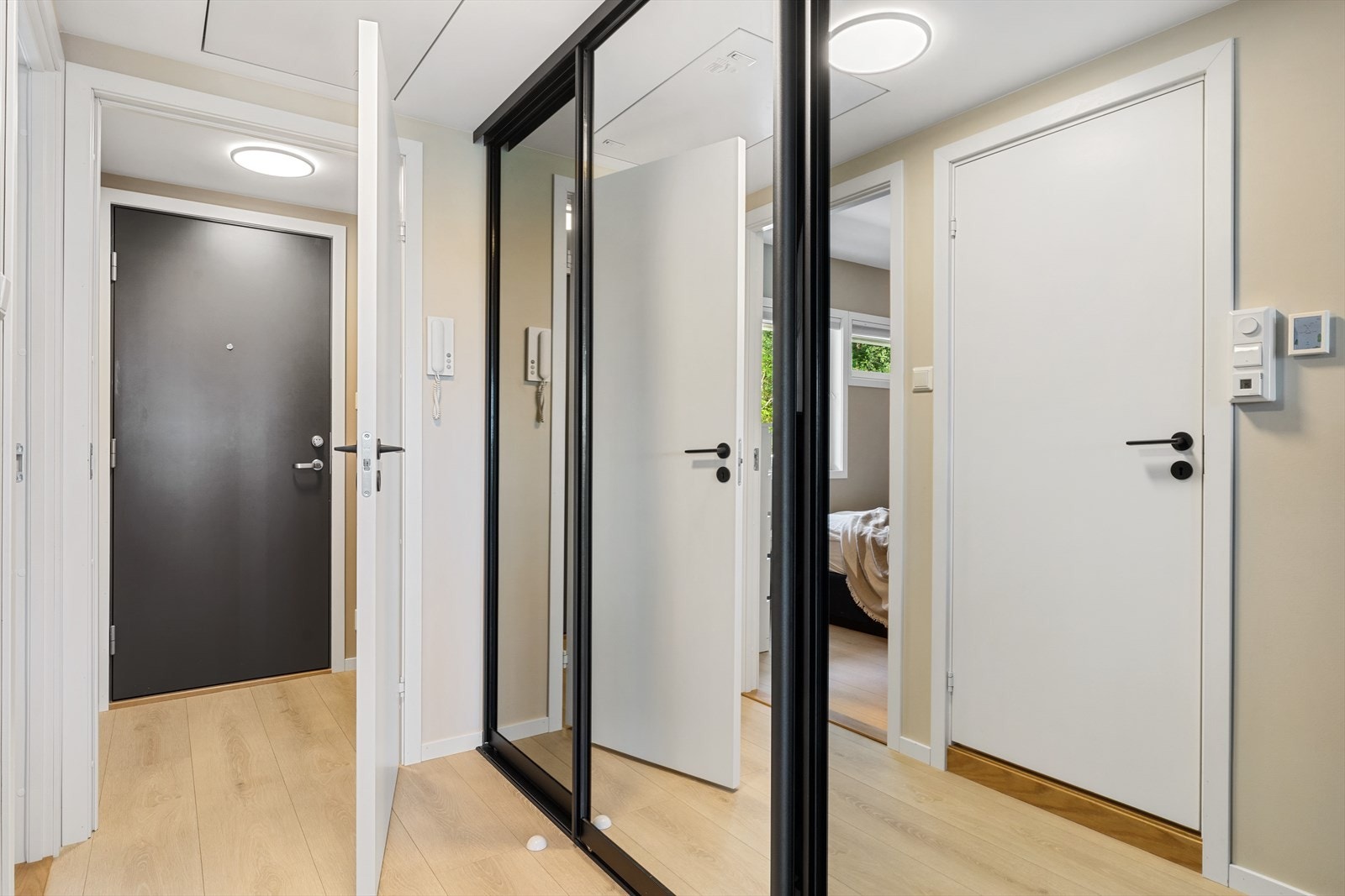 - Romslig skyvedørsgarderobe i gang som gir godt med oppbevaringsplass - Galleribilde