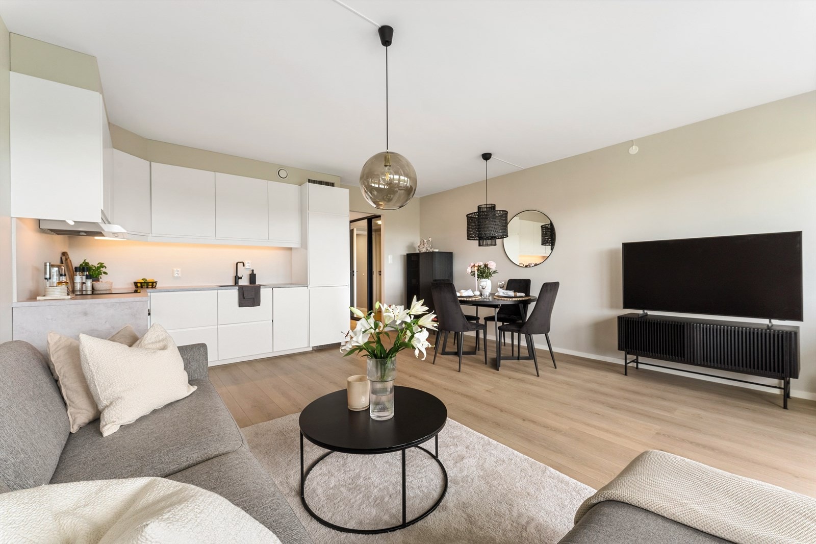 - Stue/kjøkken har en praktisk utforming som gjør den lett å møblere etter eget ønske - Galleribilde