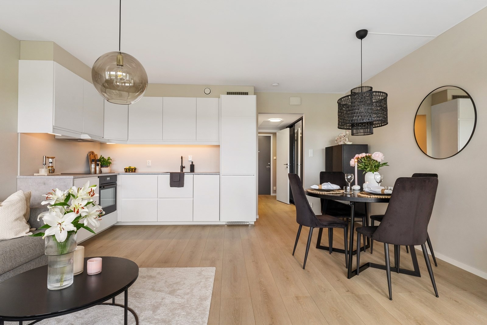 - Flott og slitesterkt 1-stavs laminatgulv gjennomgående i leiligheten - Galleribilde