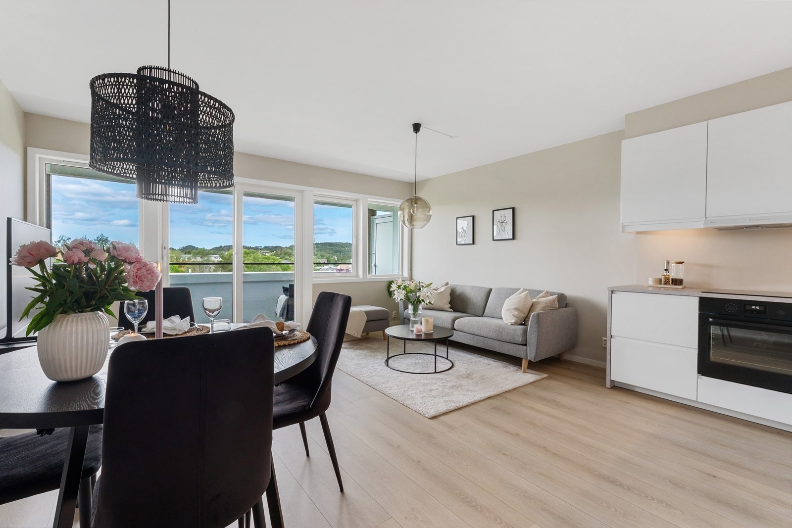 - Vinduer, balkongdør og entrédør ble skiftet i 2014 - Galleribilde