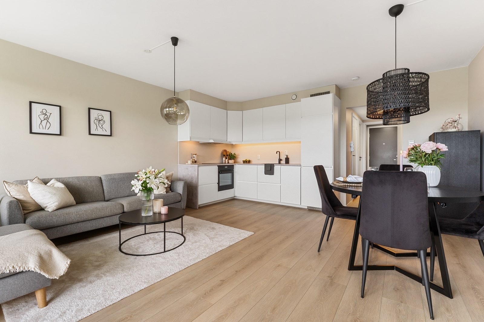 - Med åpen stue/kjøkken løsning blir dette et sosialt rom perfekt for å ha gjester på besøk - Galleribilde