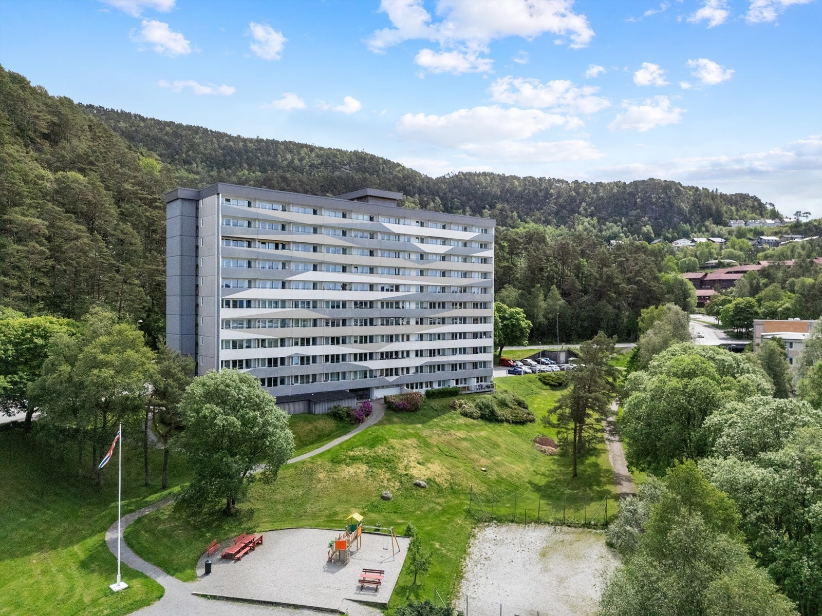 - Tomten til sameiet er pent opparbeidet med beplantninger, lekeplasser, grøntområder og mer - Galleribilde