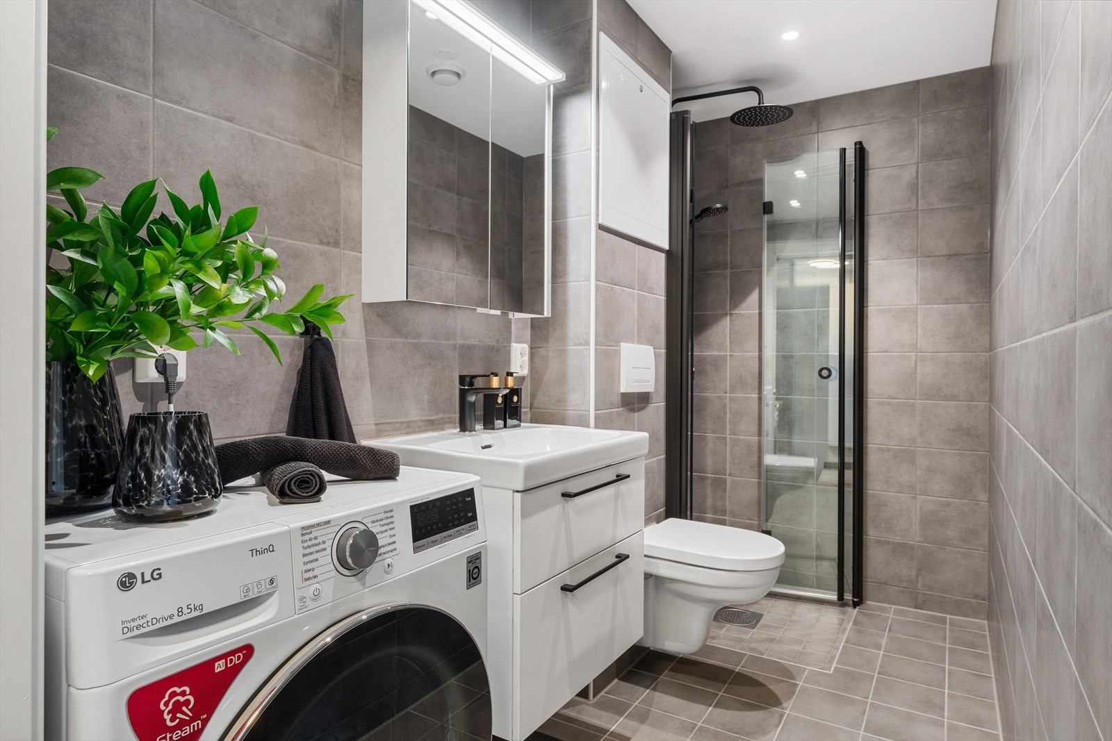 - Delikat helfliset bad som ble pusset opp i 2022. Det ble også da lagt nye rør-i-rør system og avløs system i regi av borettslaget - Galleribilde