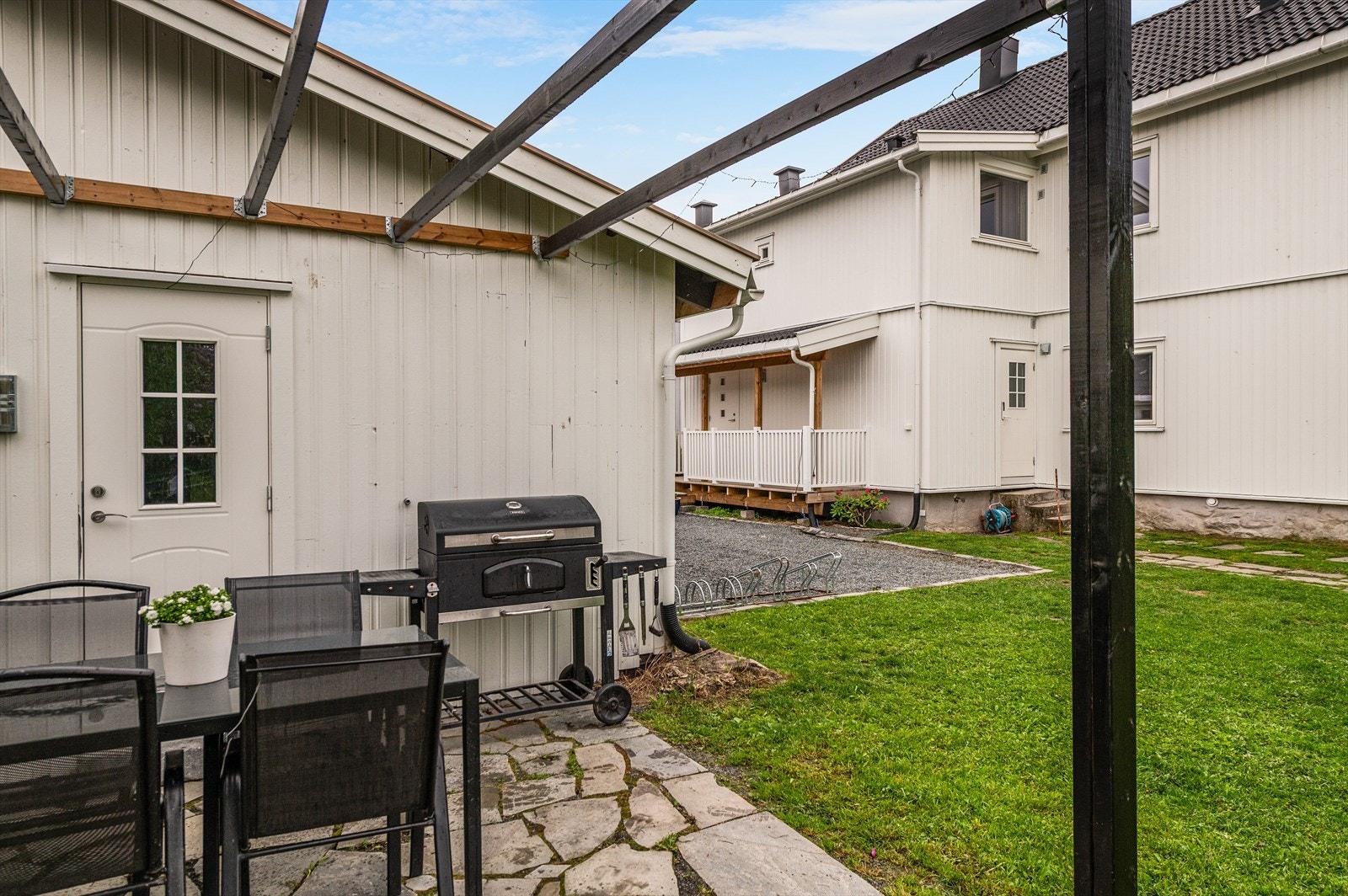 Terrasse inntil uthuset Galleribilde