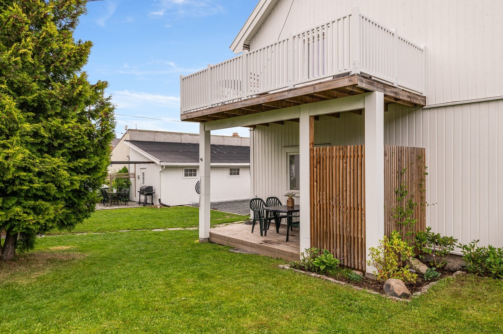 Terrasser og en hyggelig selveiet tomt Galleribilde