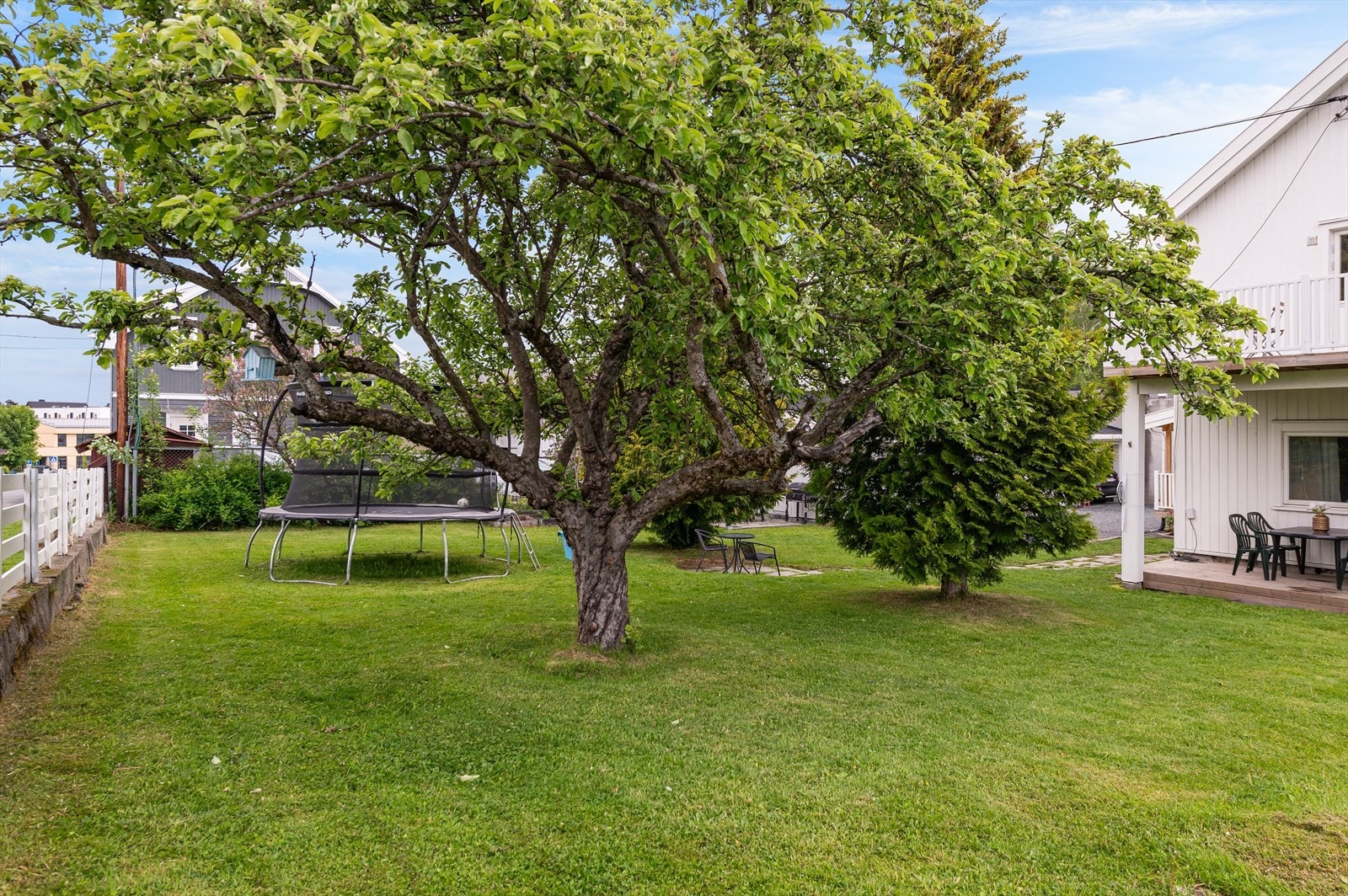 Koselig miljø og et hageanlegg med hyggelige utearealer Galleribilde